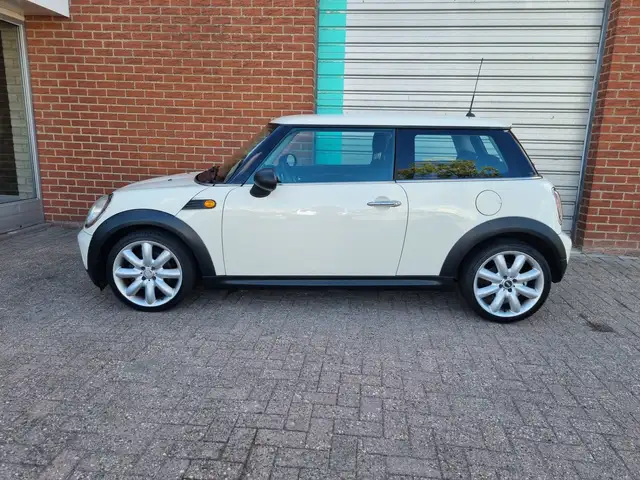 Mini Hatch view 8