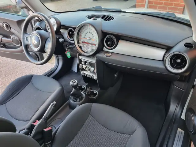 Mini Hatch view 6