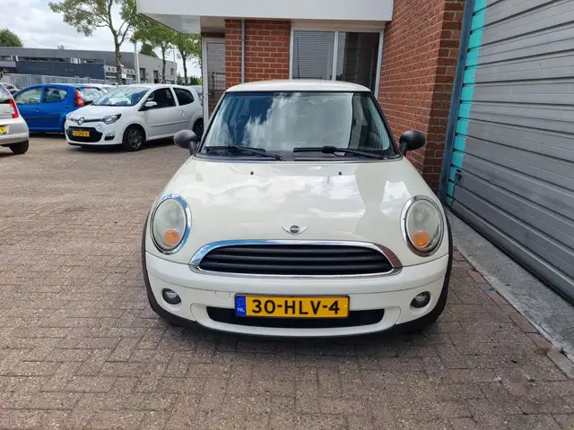 Mini Hatch view 10