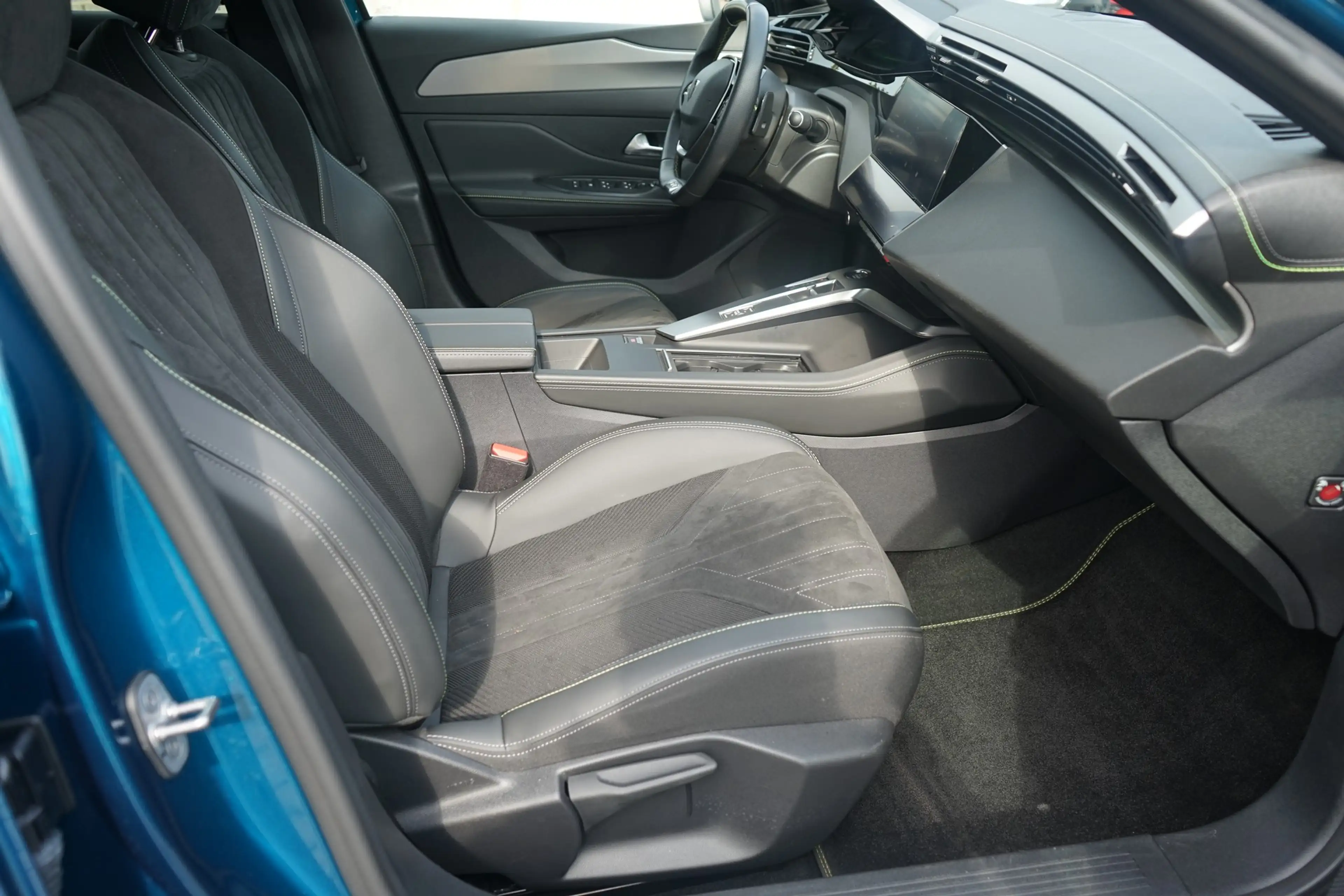 Peugeot 408 1.2 12V e-THP GT-Line LED Navi Kamera ACC — photo 11