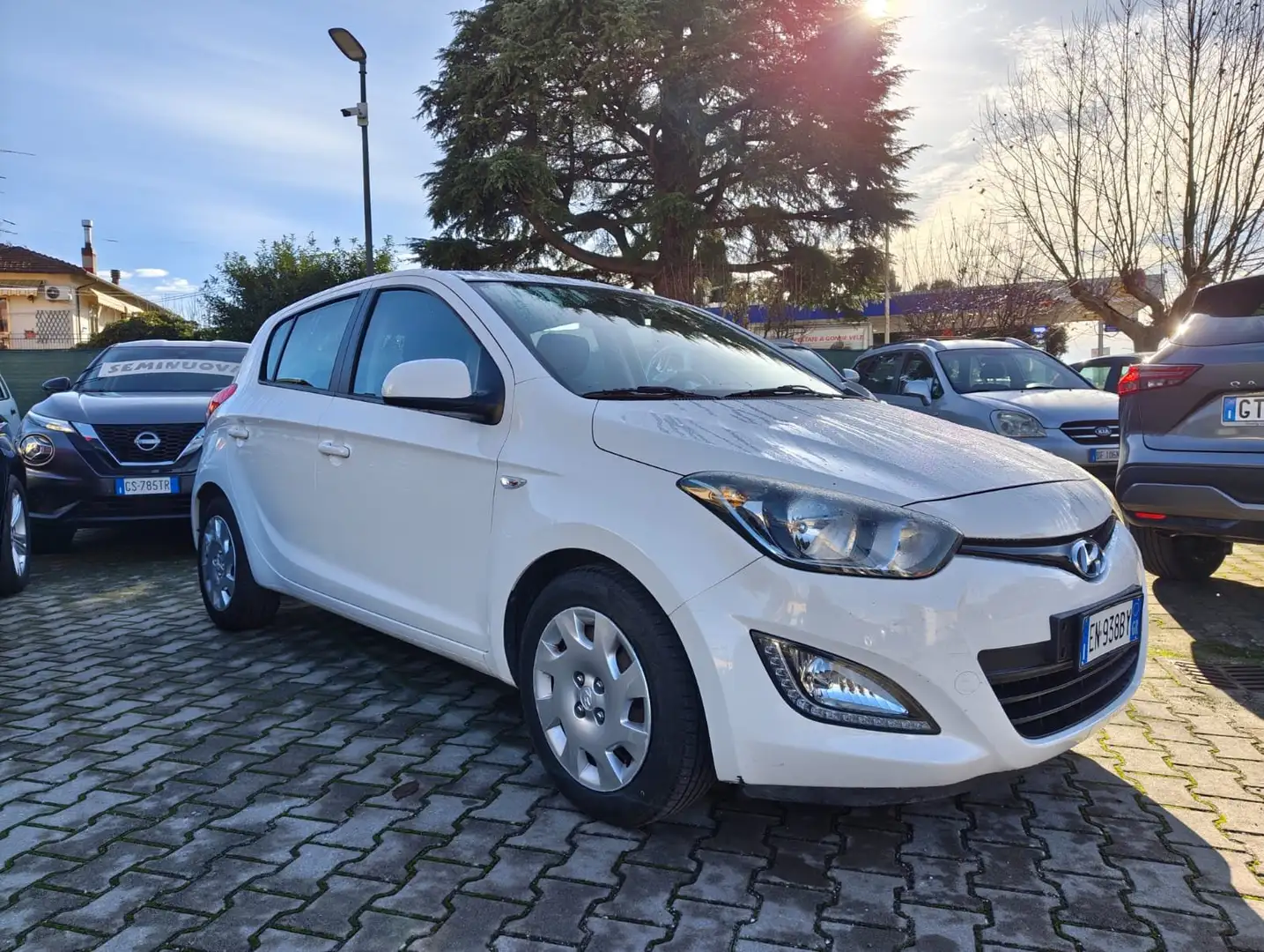 Hyundai i20 i20 I 2012 5p 1.2 Sound Edition GPL Weiß - 1