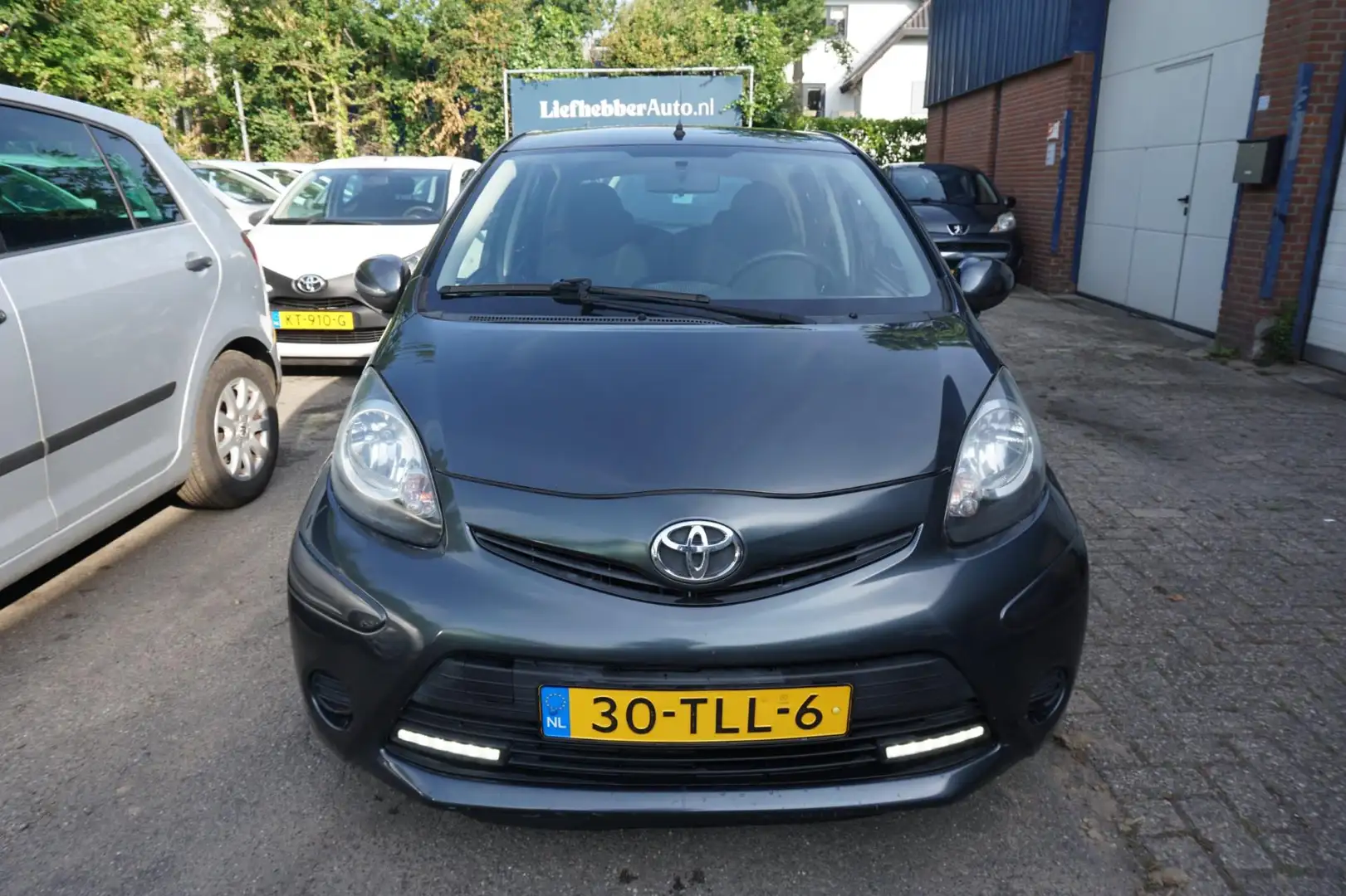 Toyota Aygo 1.0 VVT-i Aspiration / Automaat / Airco Grijs - 2