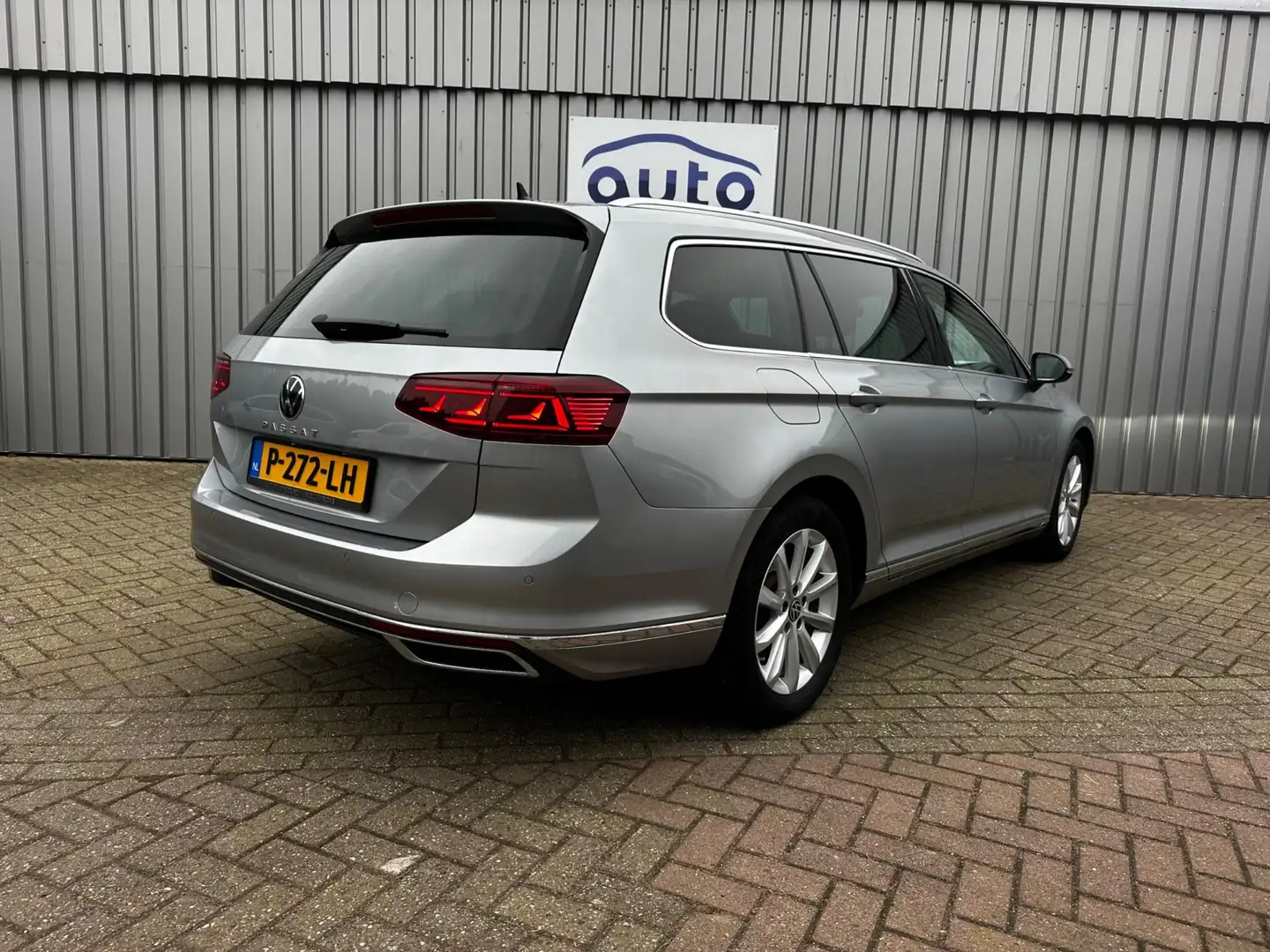 Volkswagen Passat Variant 2.0 TDI Elegance|Trekhaak|Matrix|DSG Grijs - 2