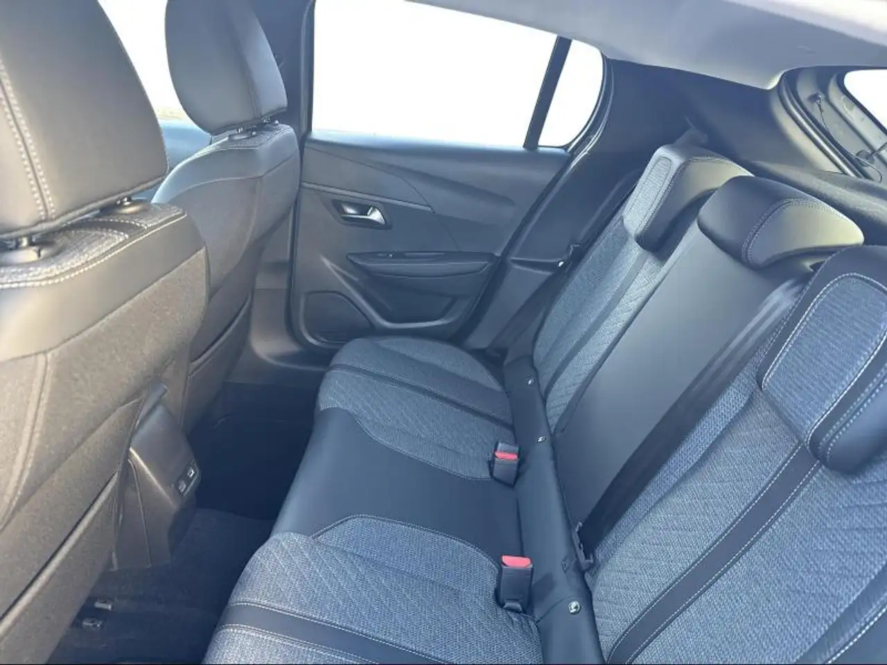 Peugeot 208 Allure 1.2 Hybrid 100 DCS6 8