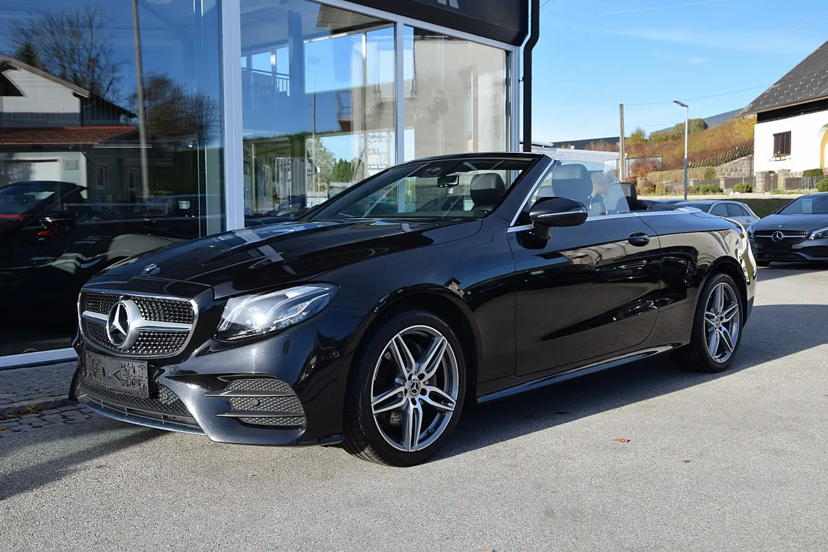 Mercedes-Benz E 220 d 4MATIC Aut. *AMG-Line* Schwarz - 2