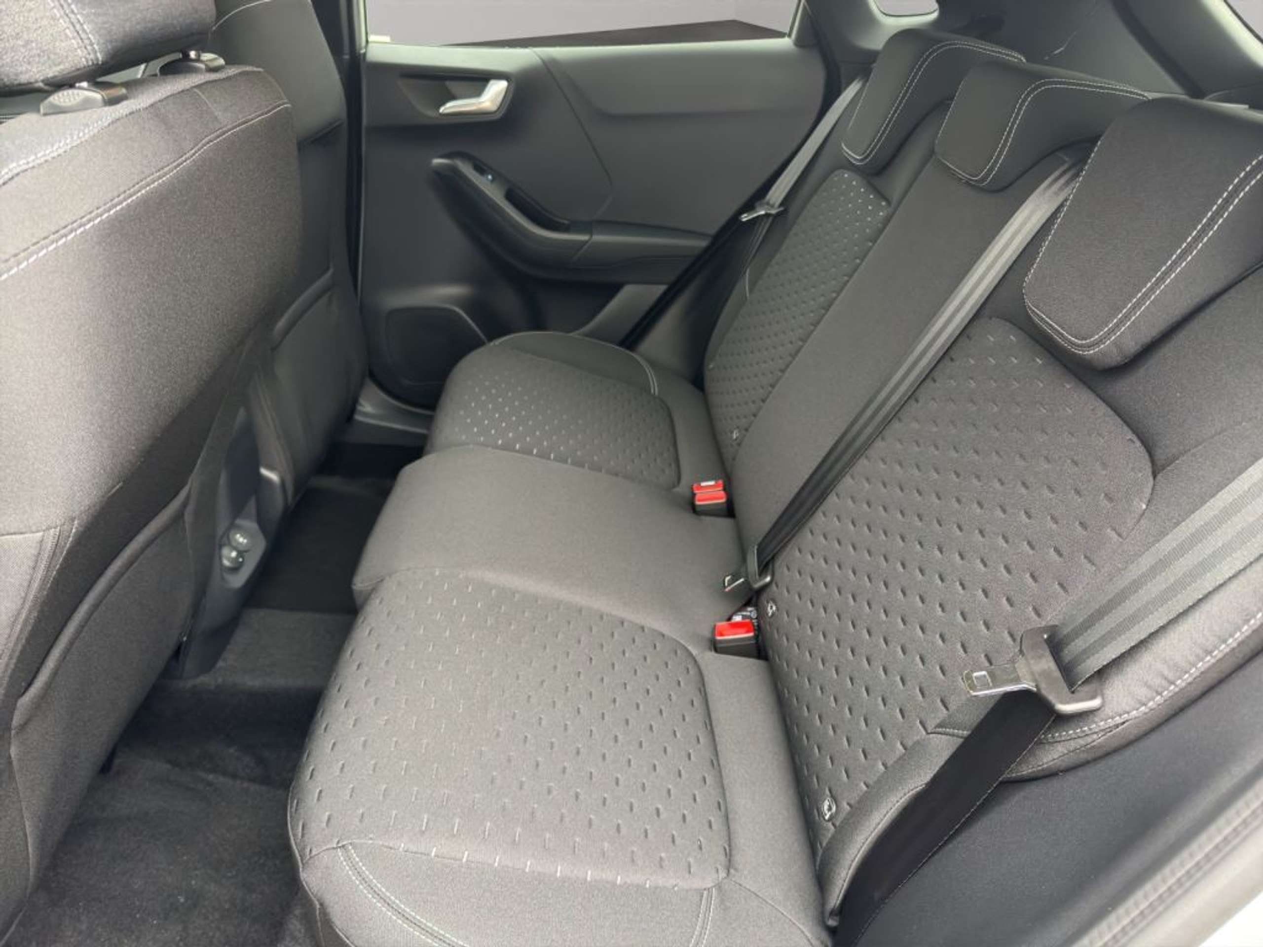 Fahrzeugabbildung Ford Puma TITANIUM 1.0 Ltr. Hybrid 125 PS *NAVI*RFK* - mit KI generiert/bearbeitet