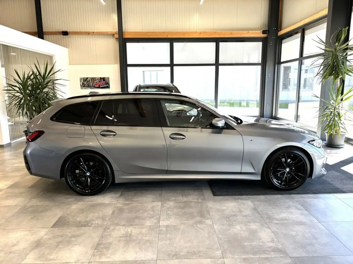 BMW 320 d Touring xDrive M-Sport *LED*PDC*NAV*STH*AHK* Grau - 2