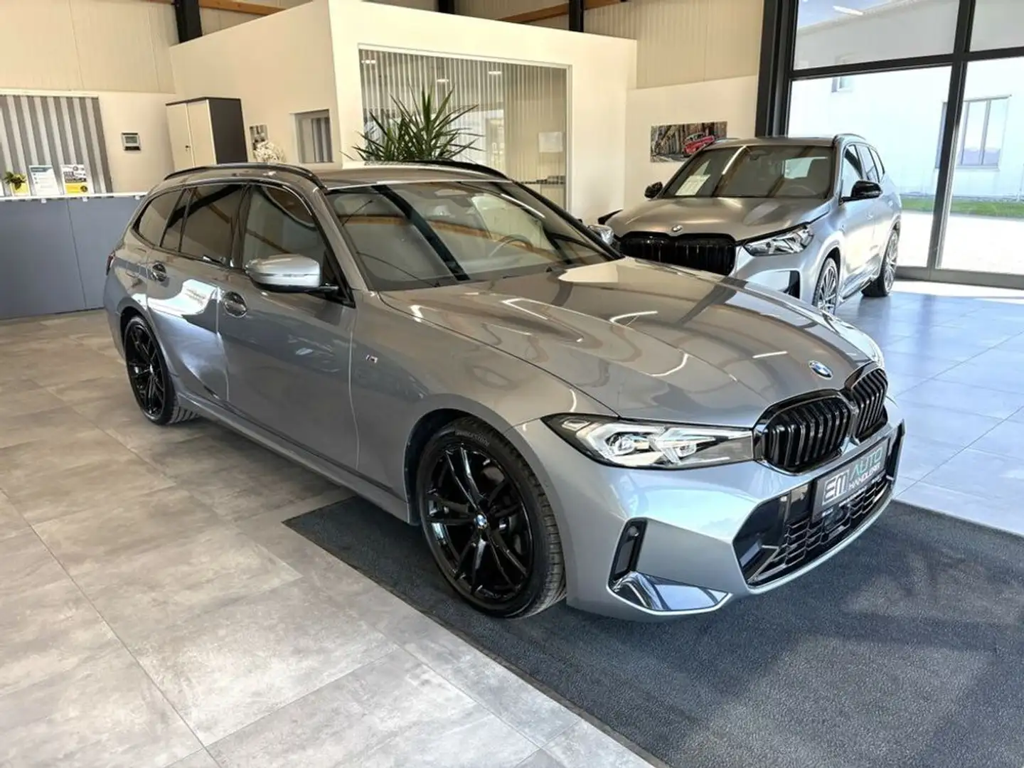 BMW 320 d Touring xDrive M-Sport *LED*PDC*NAV*STH*AHK* Grau - 1