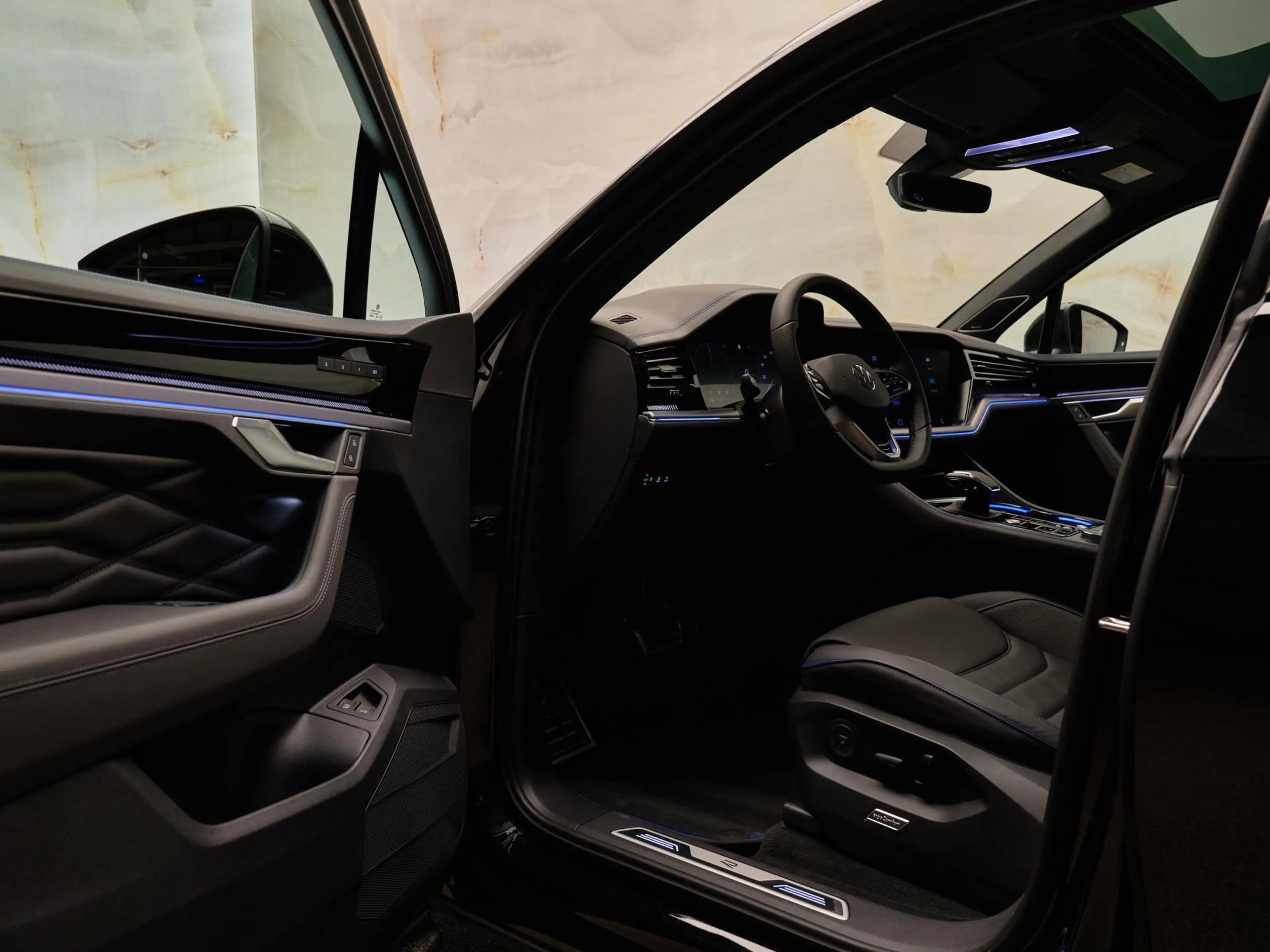 Volkswagen Touareg R V6 eHybrid 4Motion Final Edition , pano, tr.haak — photo 2