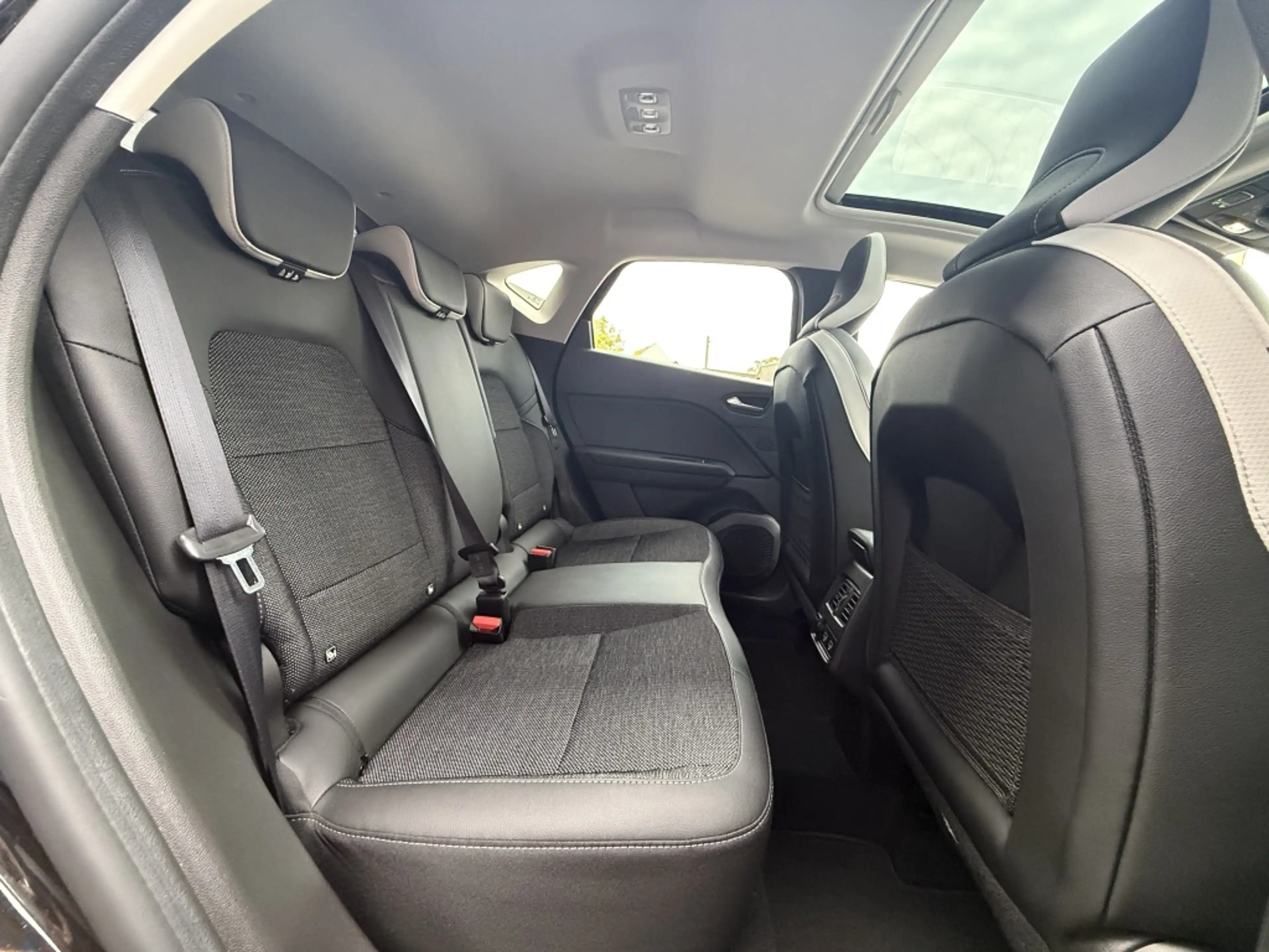 Renault Captur II Techno Full Hybrid — photo 6