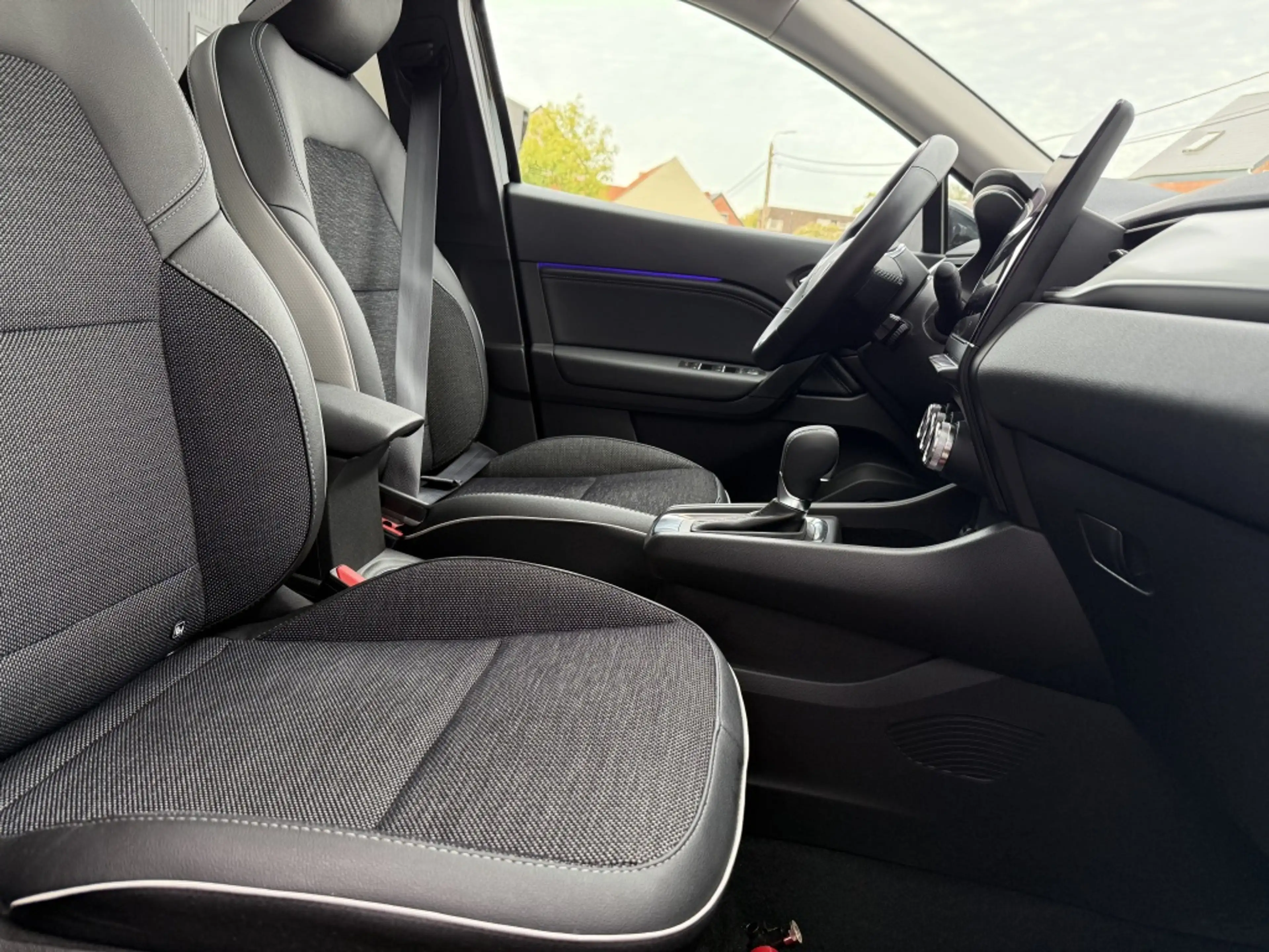 Renault Captur II Techno Full Hybrid — photo 8