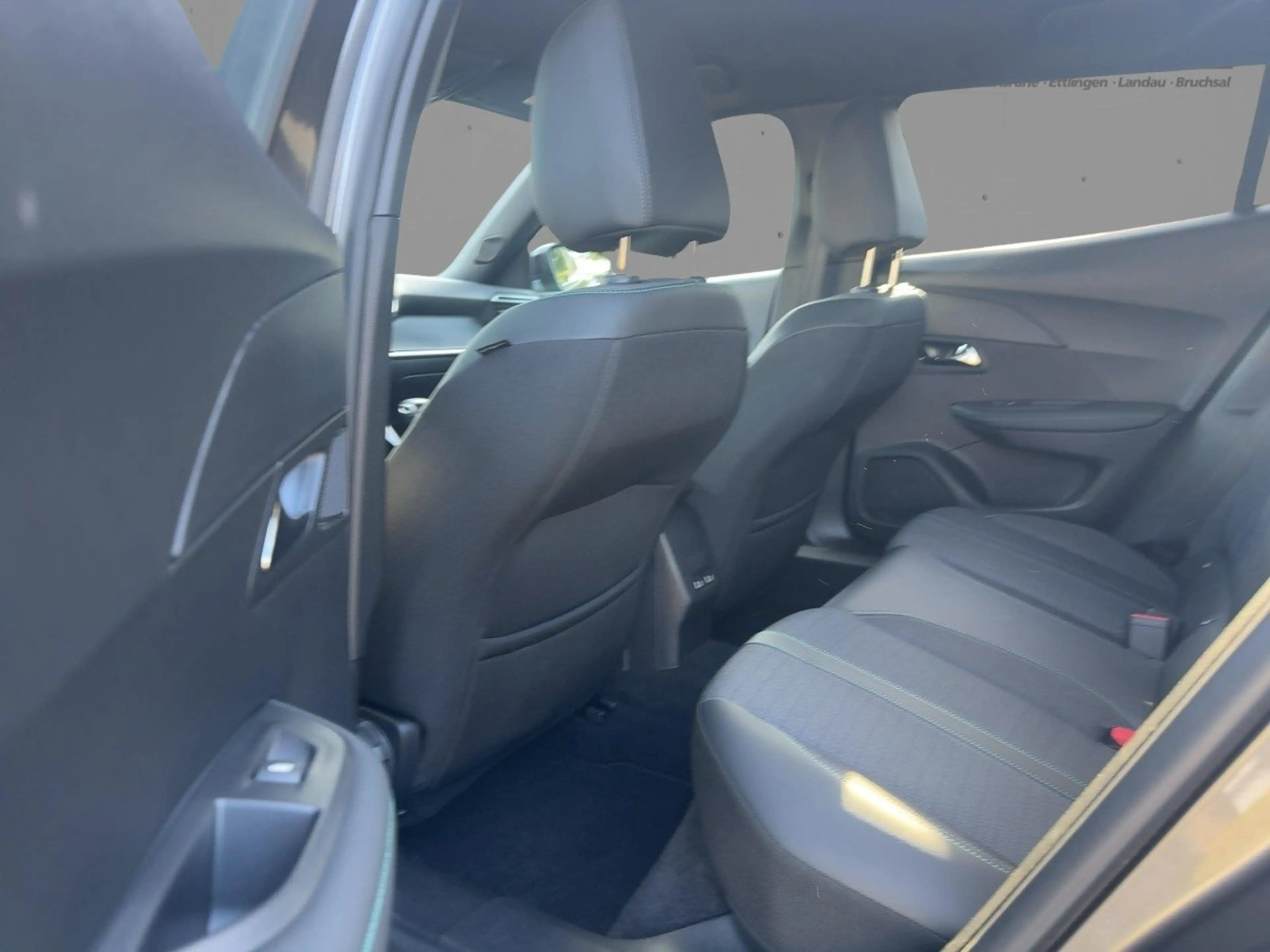 Peugeot 2008 1.2 PureTech 100 Allure Kamera Sitzheiz — photo 8