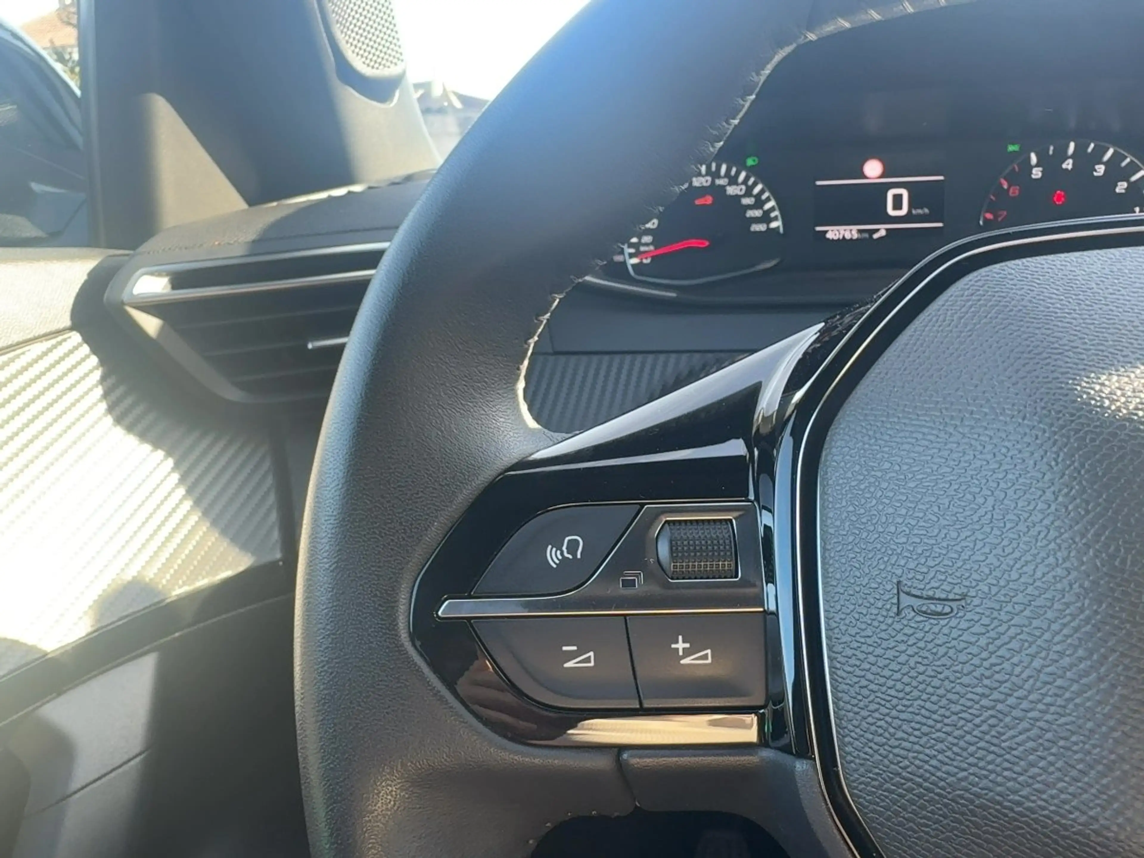 Peugeot 2008 1.2 PureTech 100 Allure Kamera Sitzheiz — photo 13