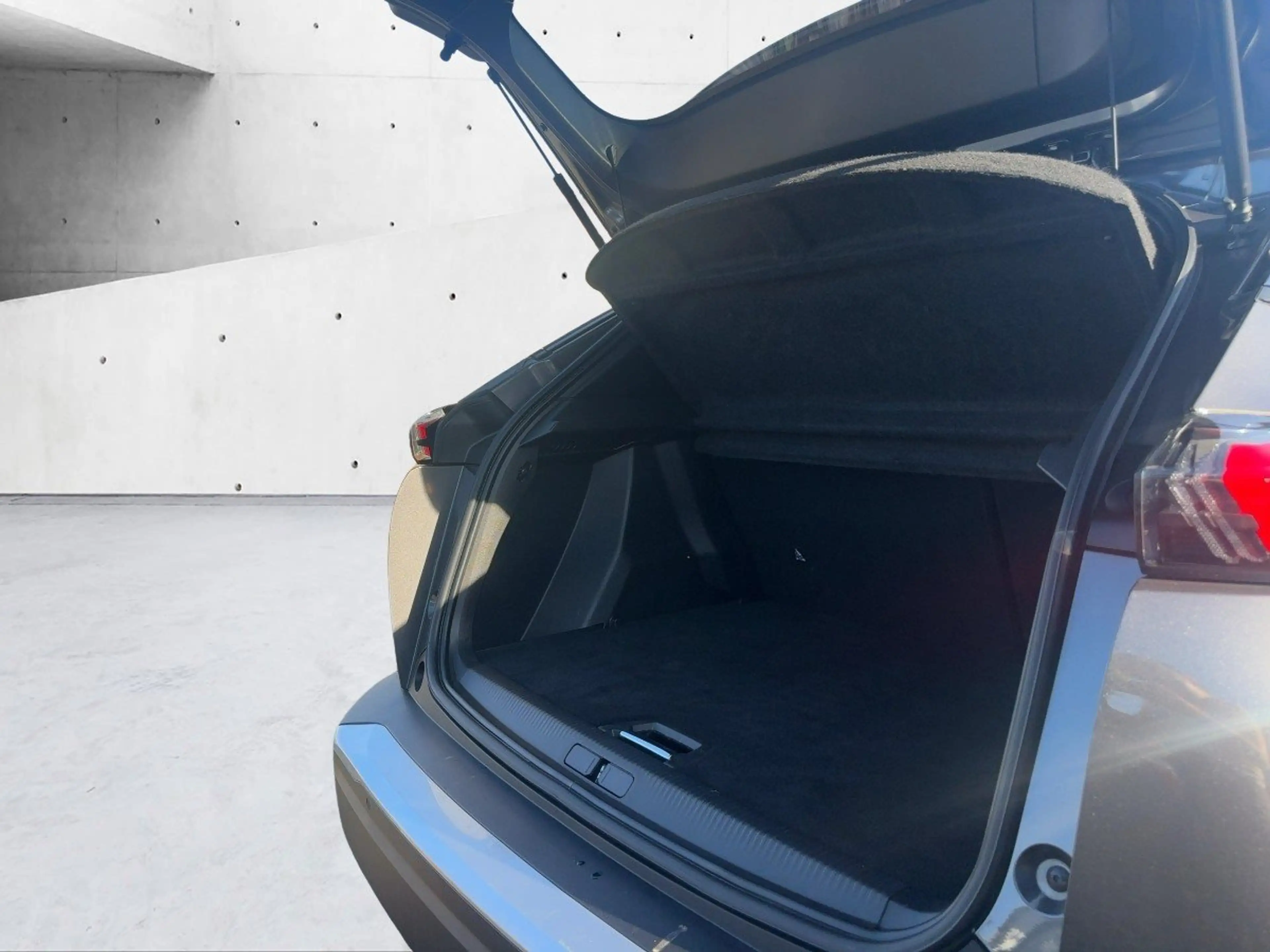 Peugeot 2008 1.2 PureTech 100 Allure Kamera Sitzheiz — photo 6