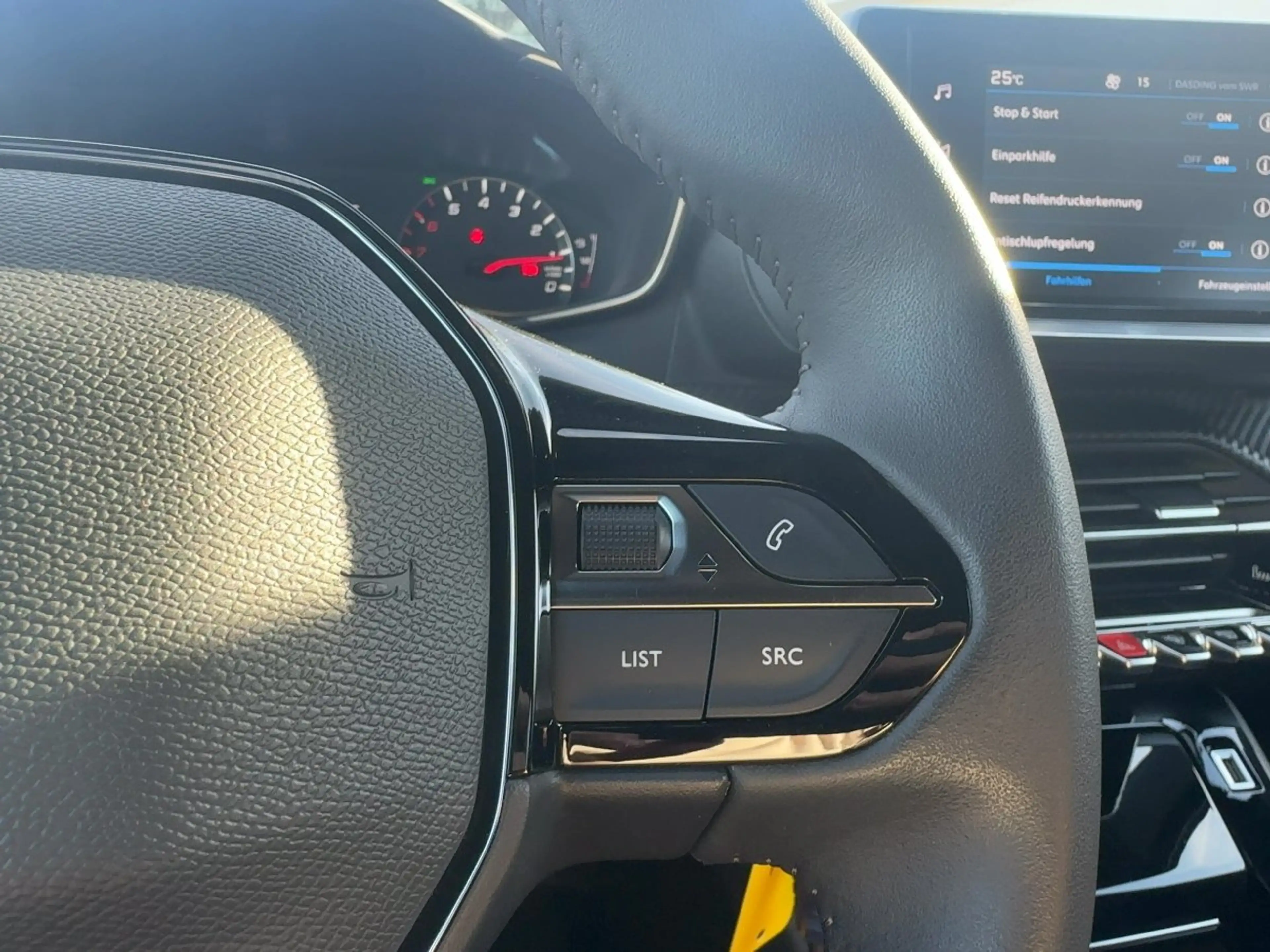 Peugeot 2008 1.2 PureTech 100 Allure Kamera Sitzheiz — photo 14