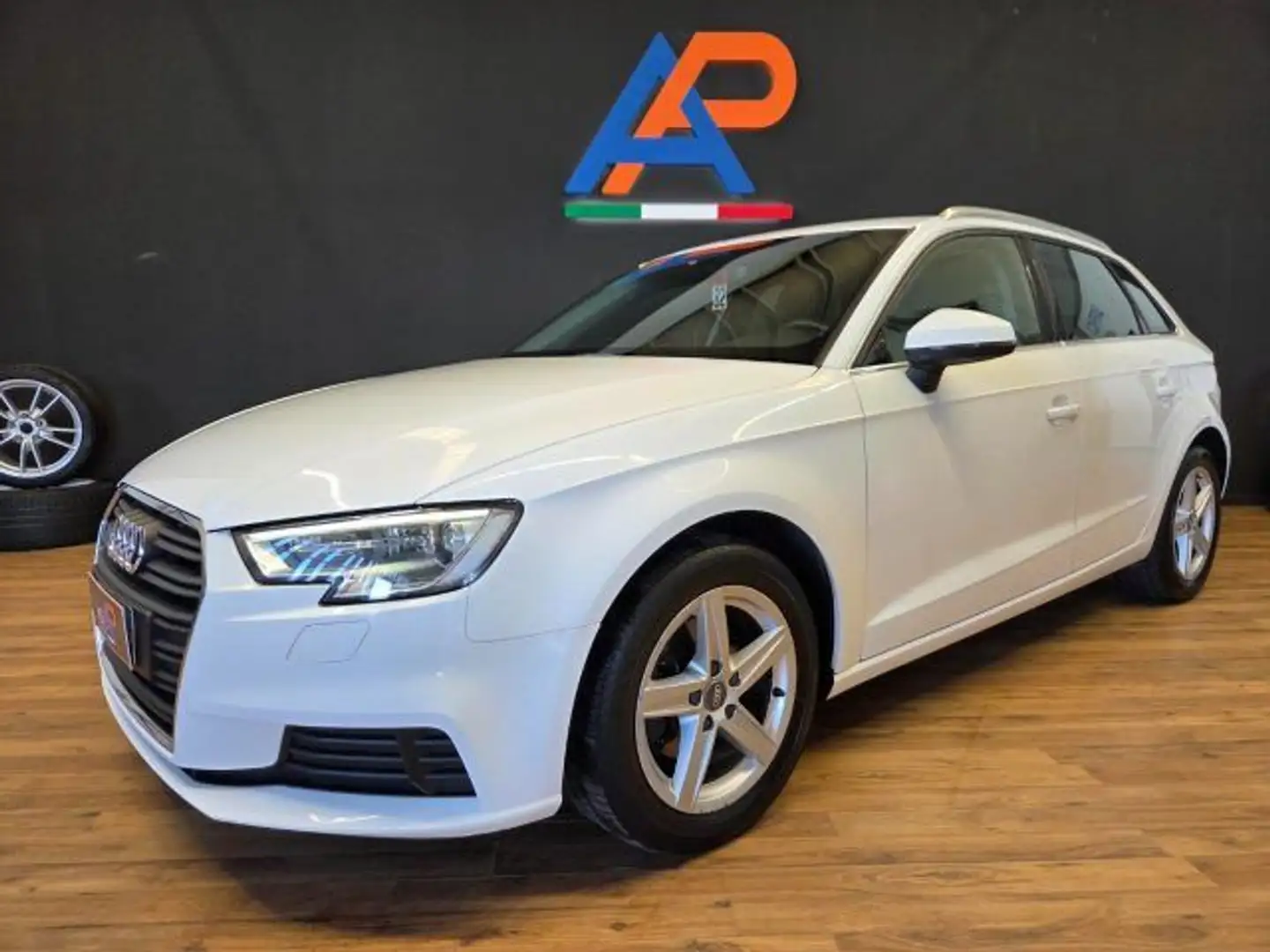 Audi A3 SPB 1.6 TDI 116 CV Design Blanc - 1