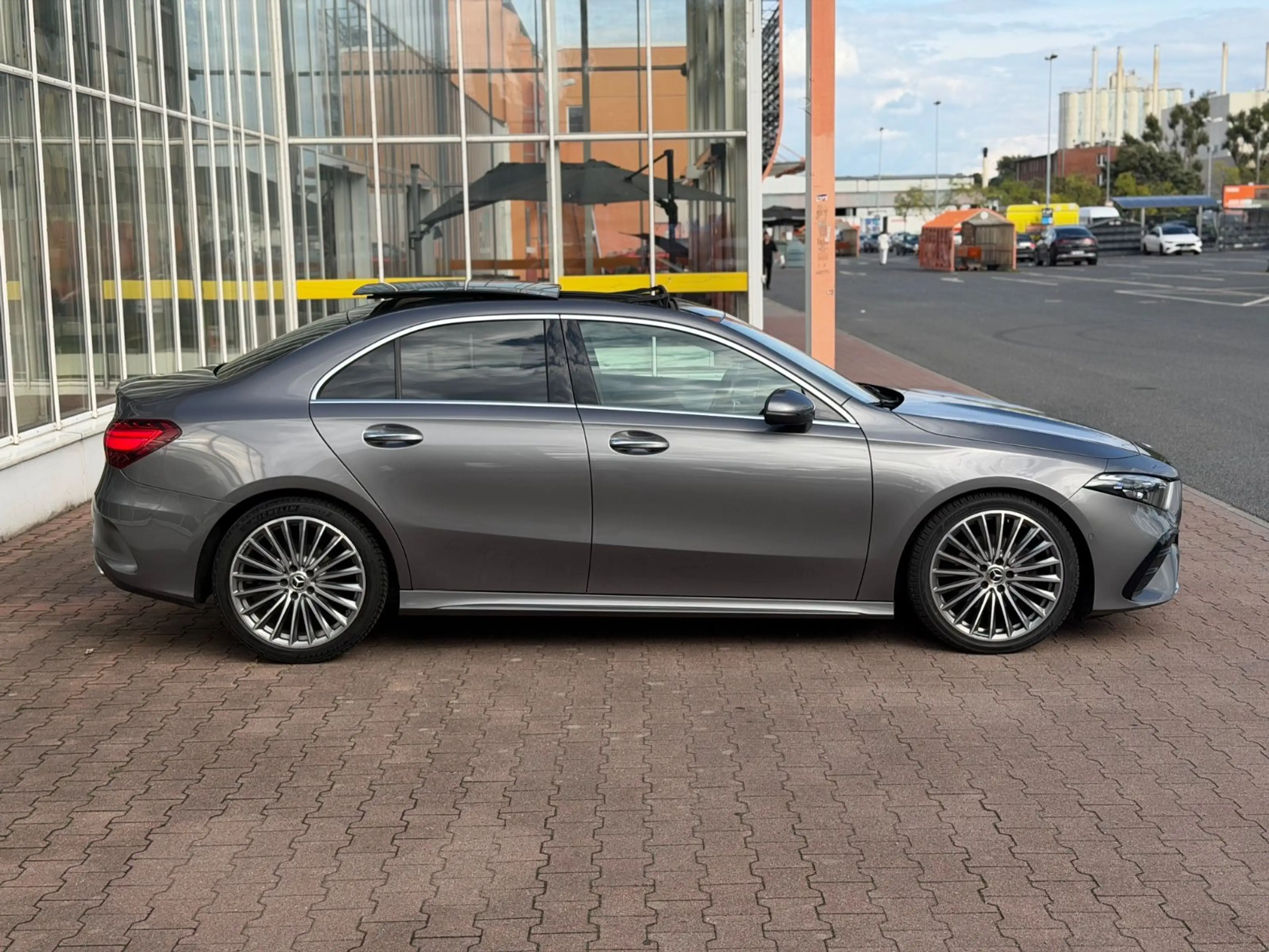 Mercedes-Benz A 180 d  AMG Line PANO/E-KLAPPE/AMB/LED — photo 4