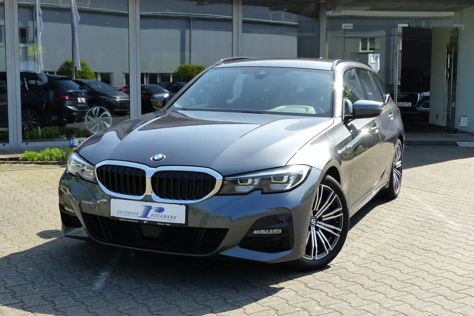 BMW 330 i M-Sport Aut. AHK Navi Live Alcantara Grau - 2