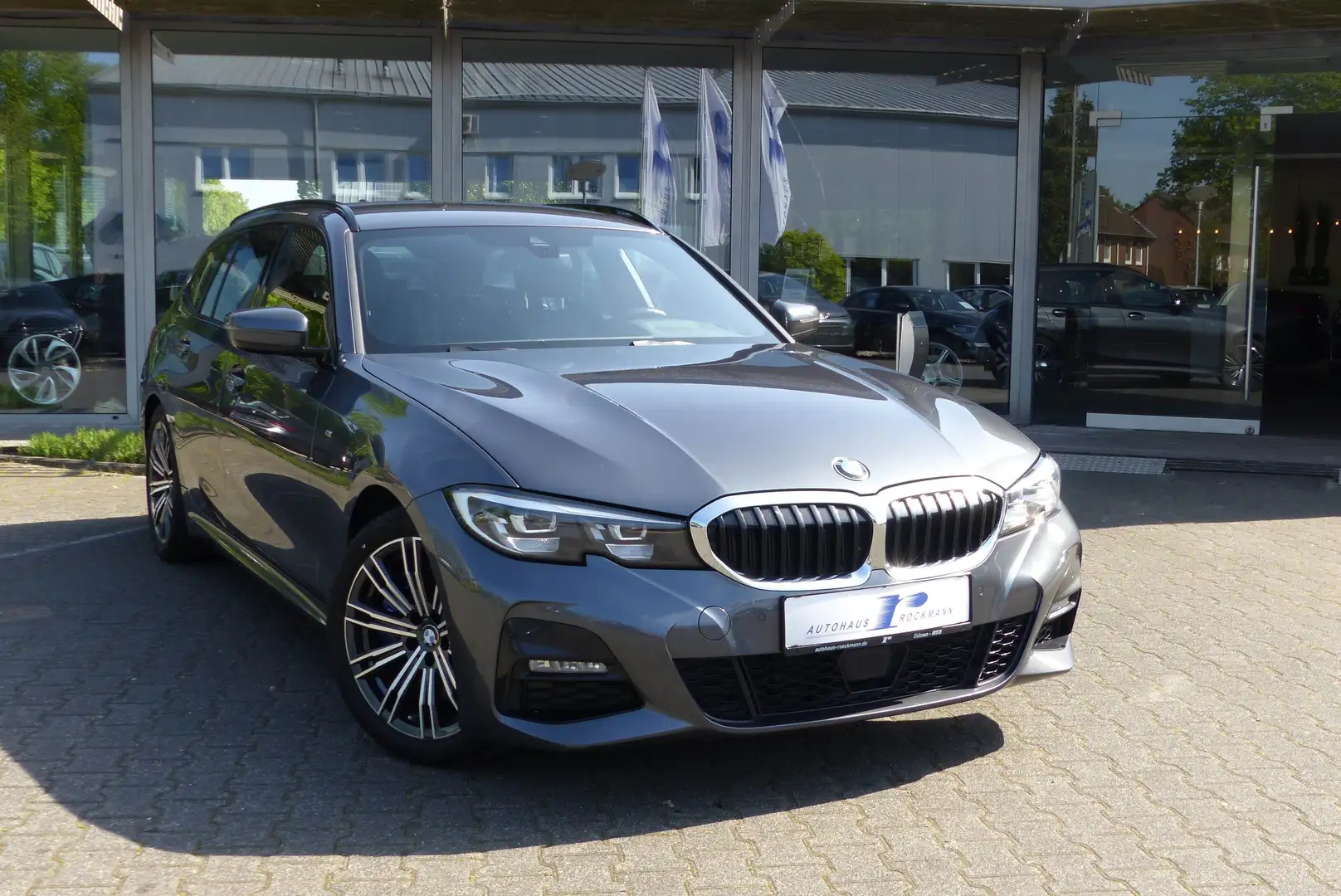 BMW 330 i M-Sport Aut. AHK Navi Live Alcantara Grau - 1
