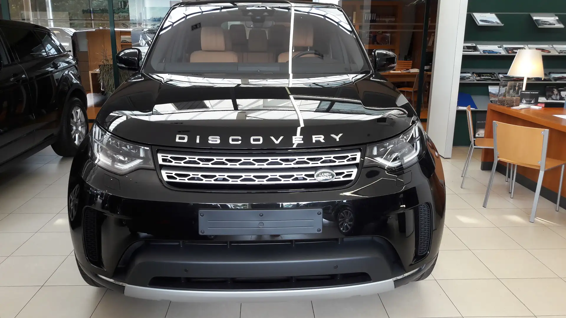 Land Rover Discovery ALL NEW DISCOVERY 3.0D HSE LUXURY Zwart - 2