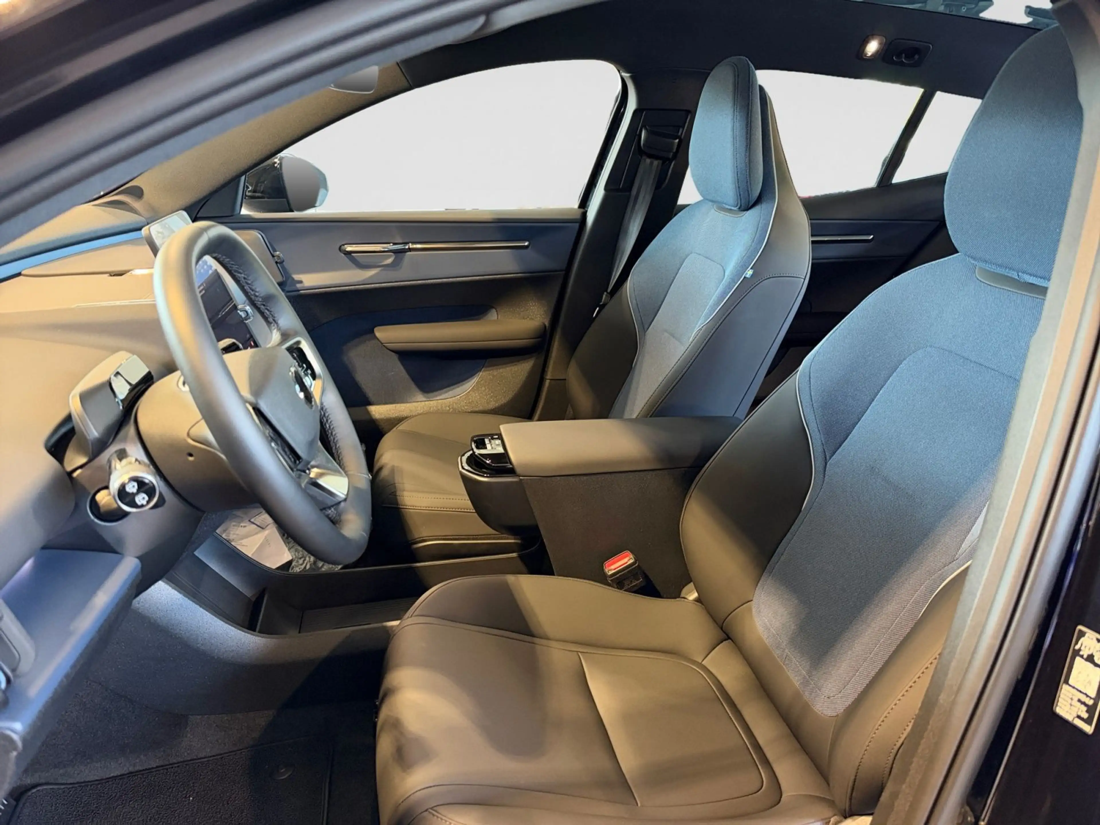 Volvo EX30 Plus AWD Performance Pure Electric — photo 12