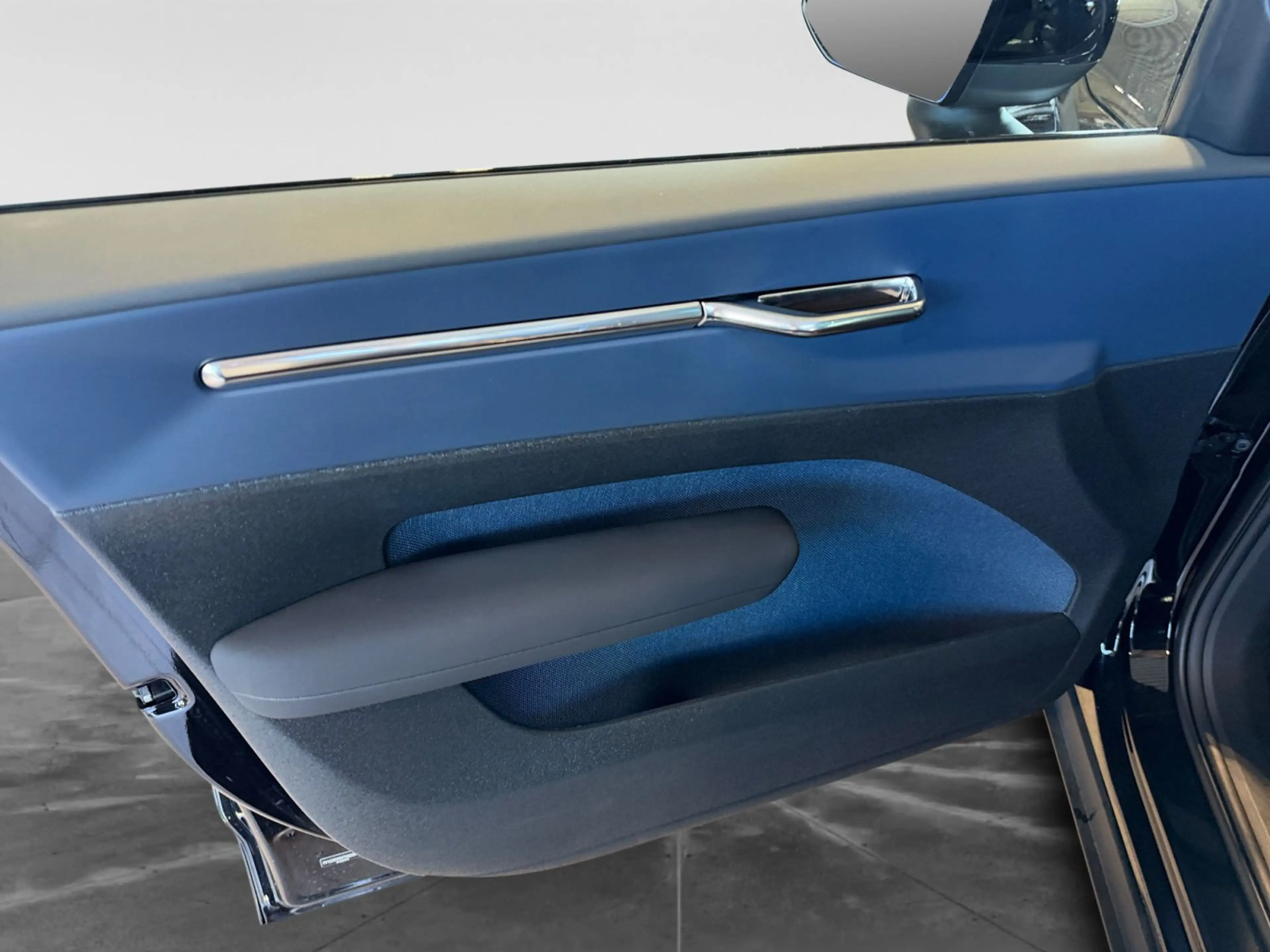 Volvo EX30 Plus AWD Performance Pure Electric — photo 11