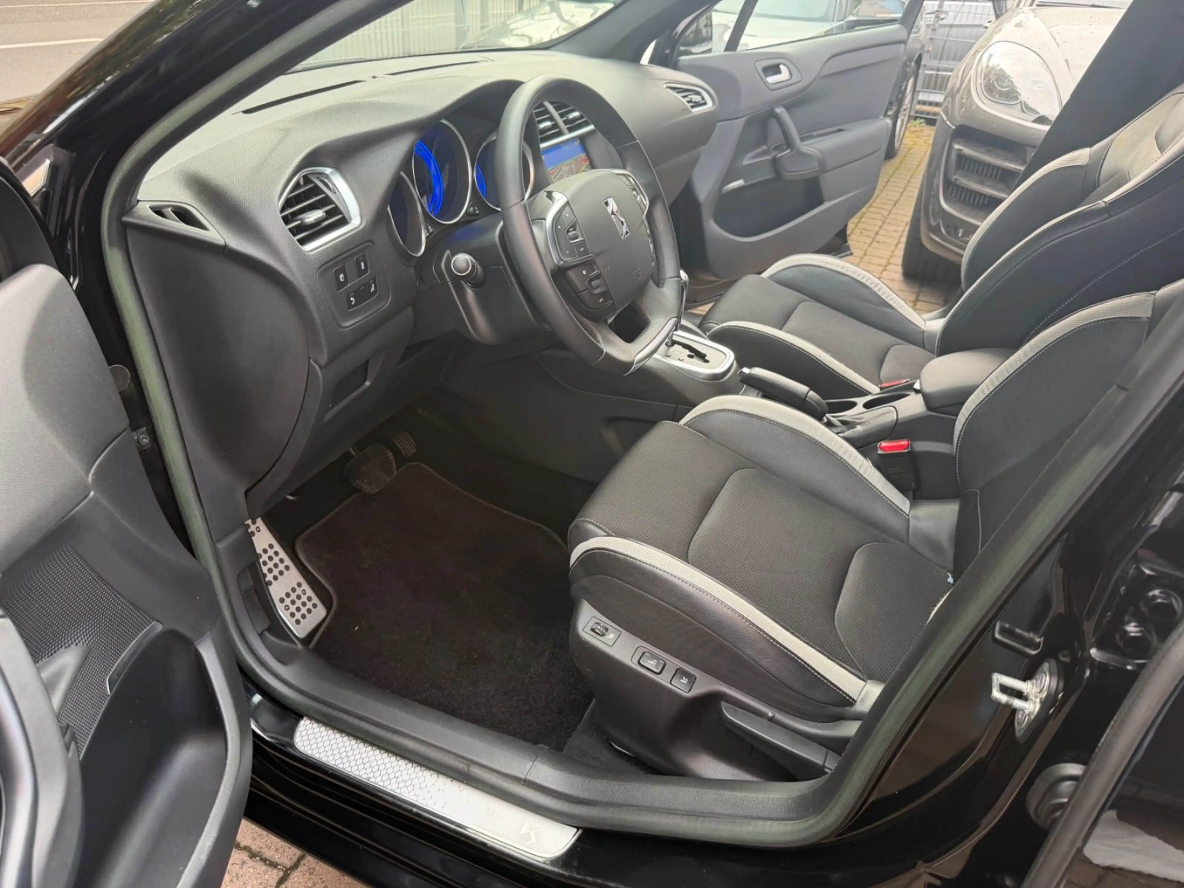 Citroen DS4 SoChic 2.Hand  Scheckheft Bi-Xenon Navi — photo 12