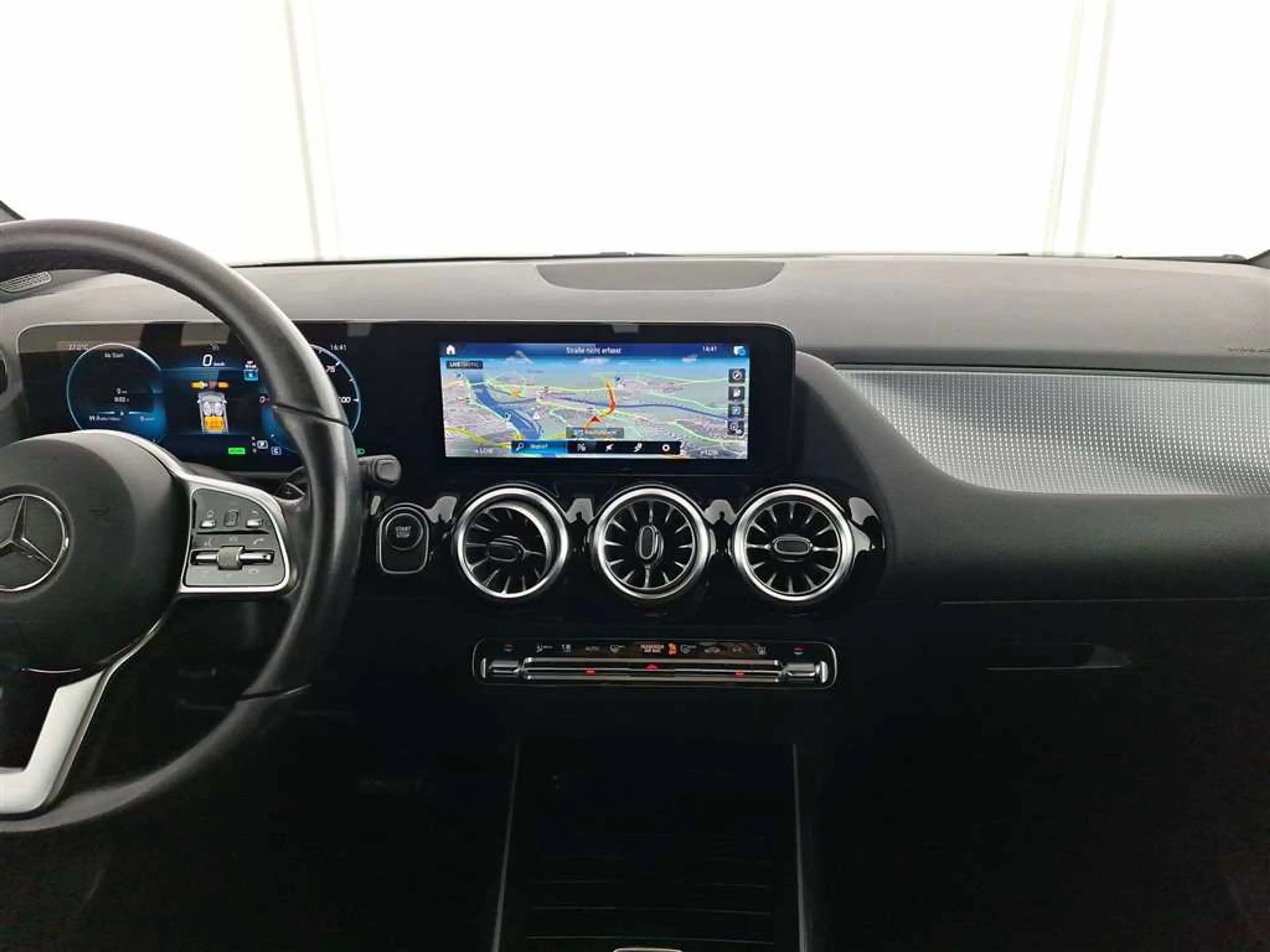Mercedes-Benz EQA 300 4MATIC 67 kWh — photo 14