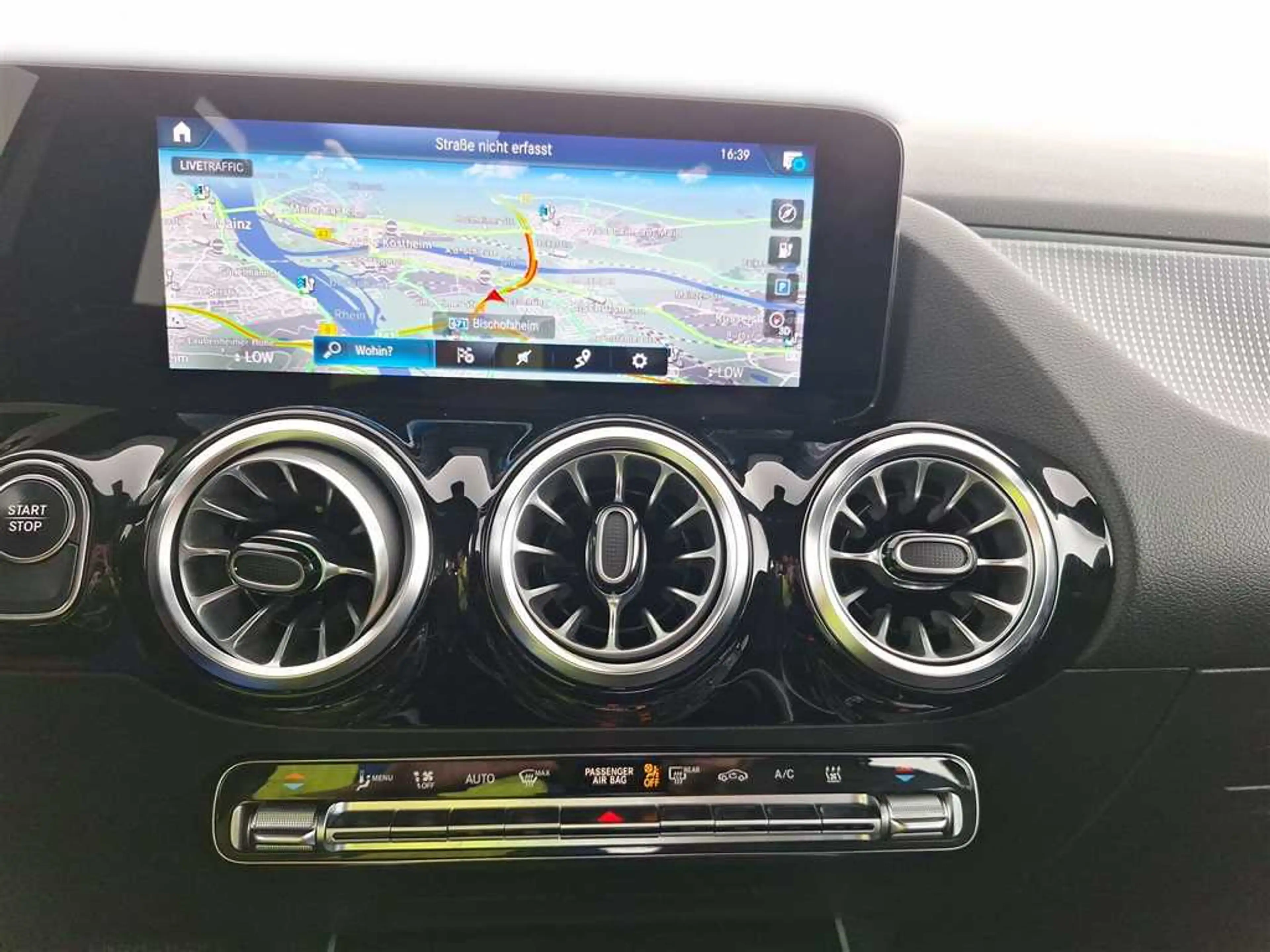 Mercedes-Benz EQA 300 4MATIC 67 kWh — photo 12