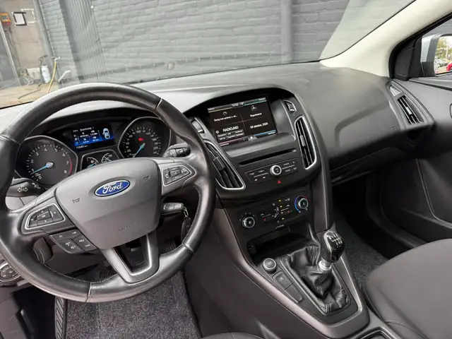 Ford Focus view 21