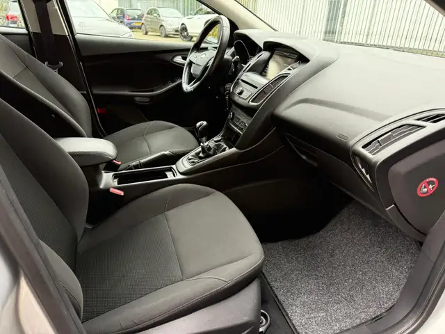 Ford Focus view 19