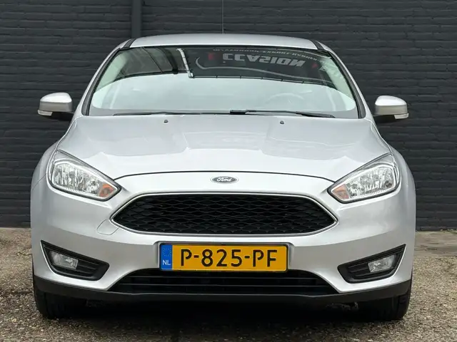 Ford Focus view 3
