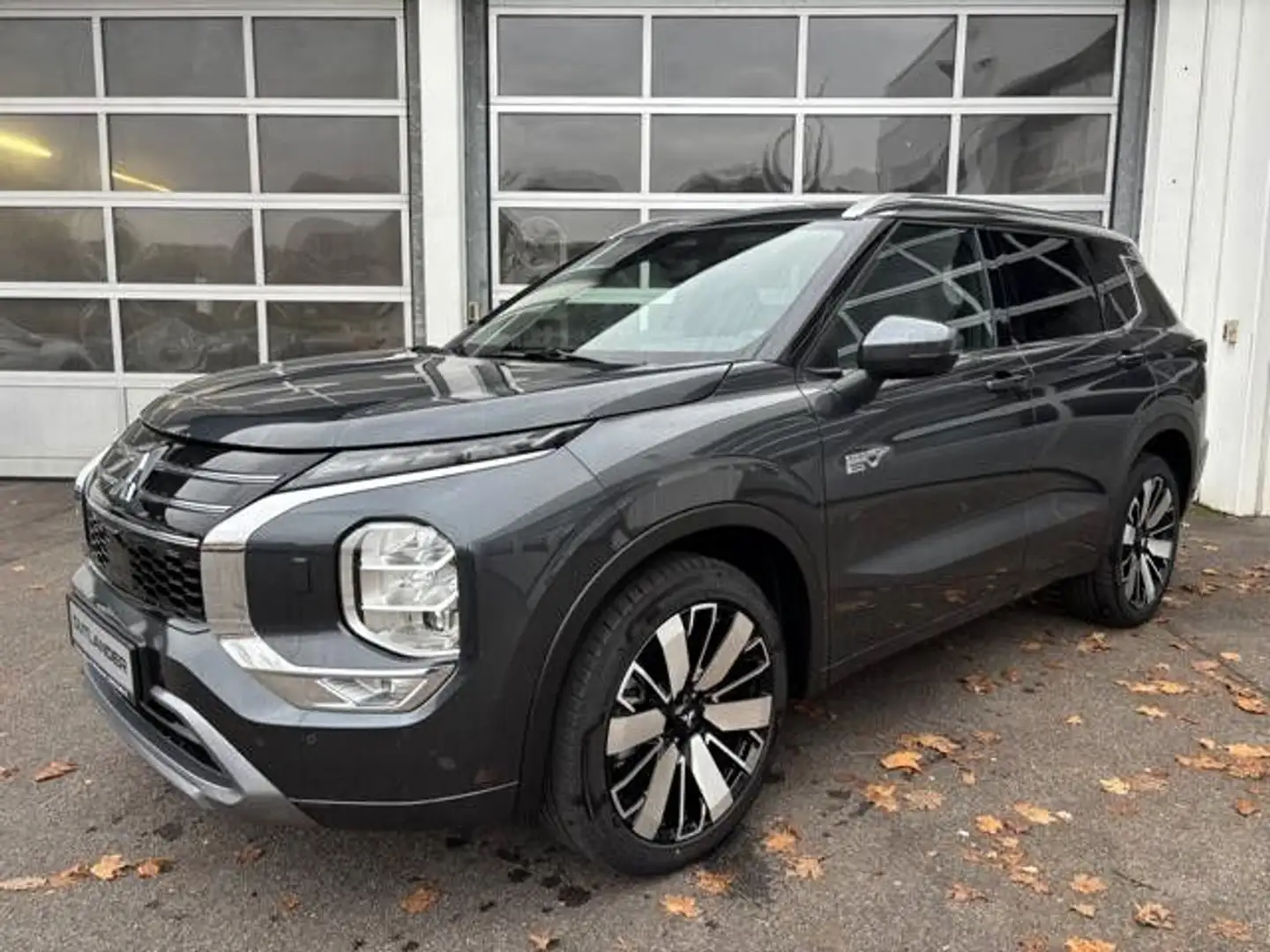 Mitsubishi Outlander Outlander 2.4 Plug-in Hybrid 4WD Top Grau - 1