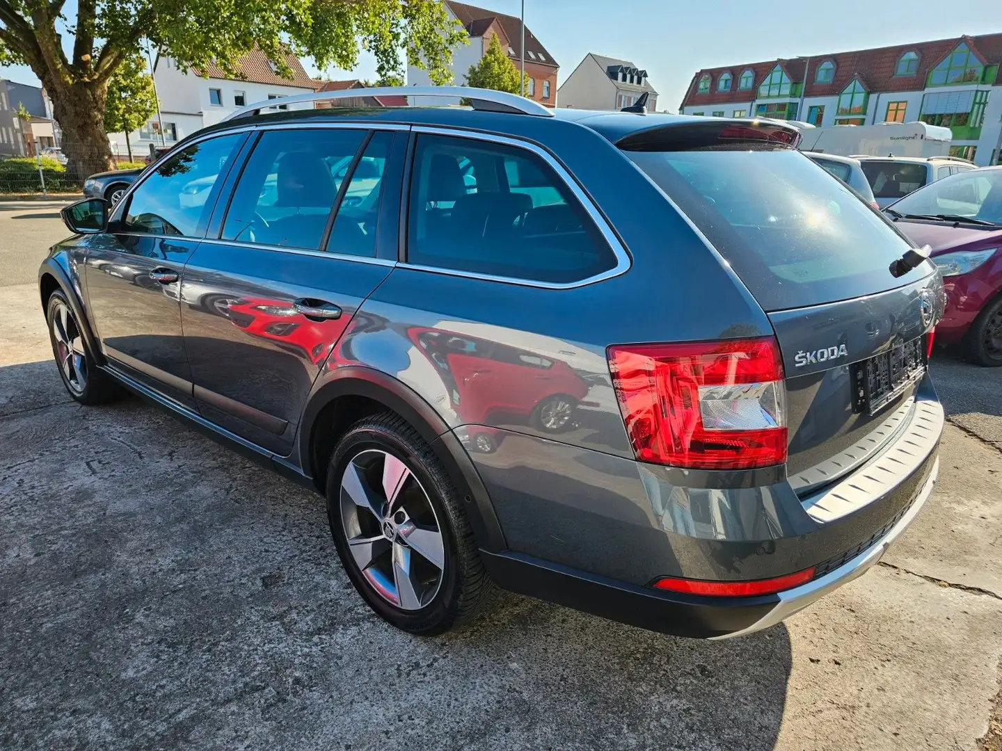 Skoda Octavia Combi Scout 4x4 Navi Keyless LED AHK Grau - 2