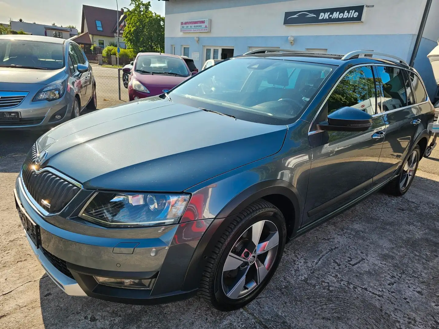 Skoda Octavia Combi Scout 4x4 Navi Keyless LED AHK Grau - 1