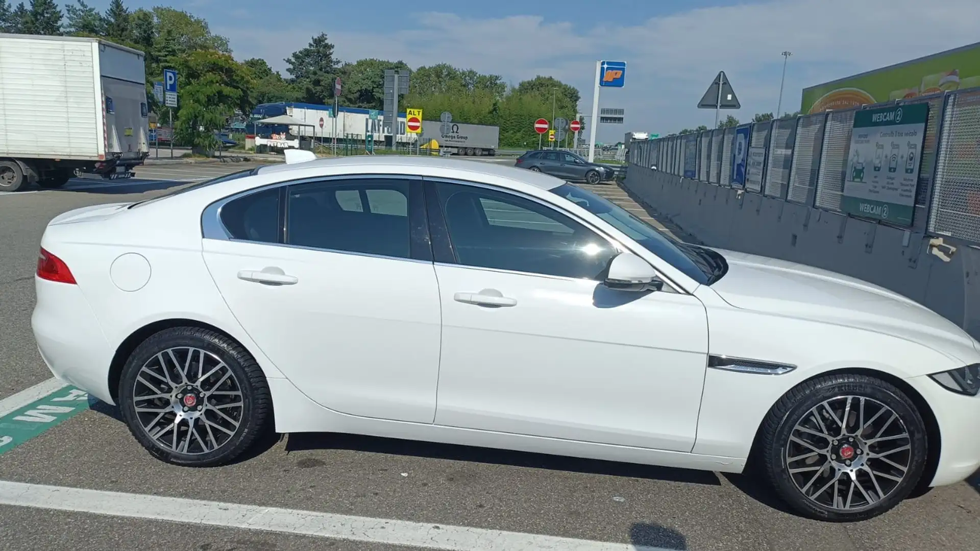 Jaguar XE XE 2.0d i4 Prestige Business180cv auto my19 Bílá - 1