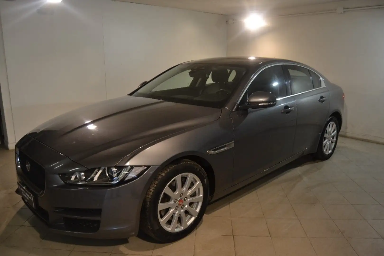 Jaguar XE 2.0 D Turbo 180 CV AWD aut. Portfolio Grigio - 1