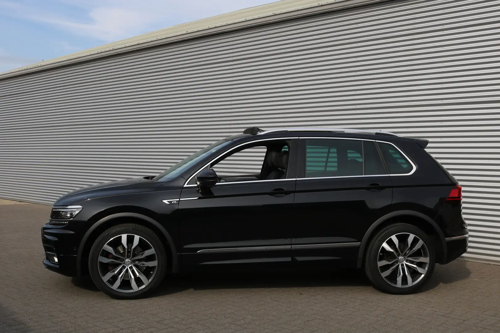 Volkswagen Tiguan 2.0 TSI 4Motion DSG R-Line (Panoramadak Sportleder Zwart - 1