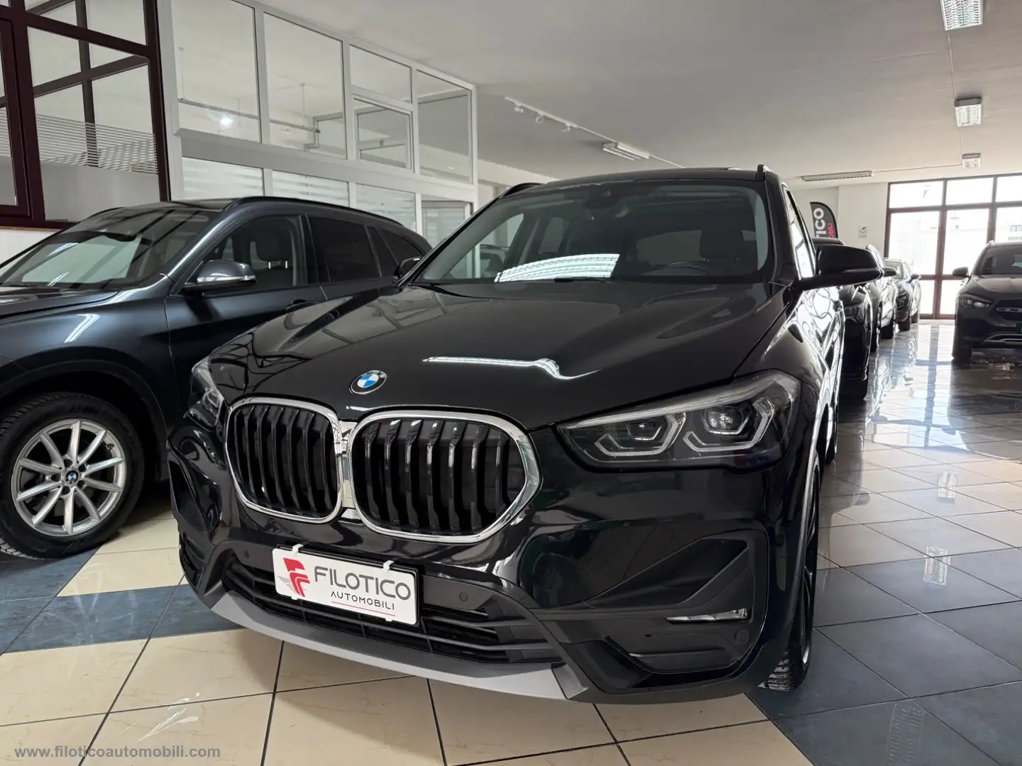 BMW X1 xDrive20d AUTO Business Advantage TETTO PANORAMICO Noir - 1