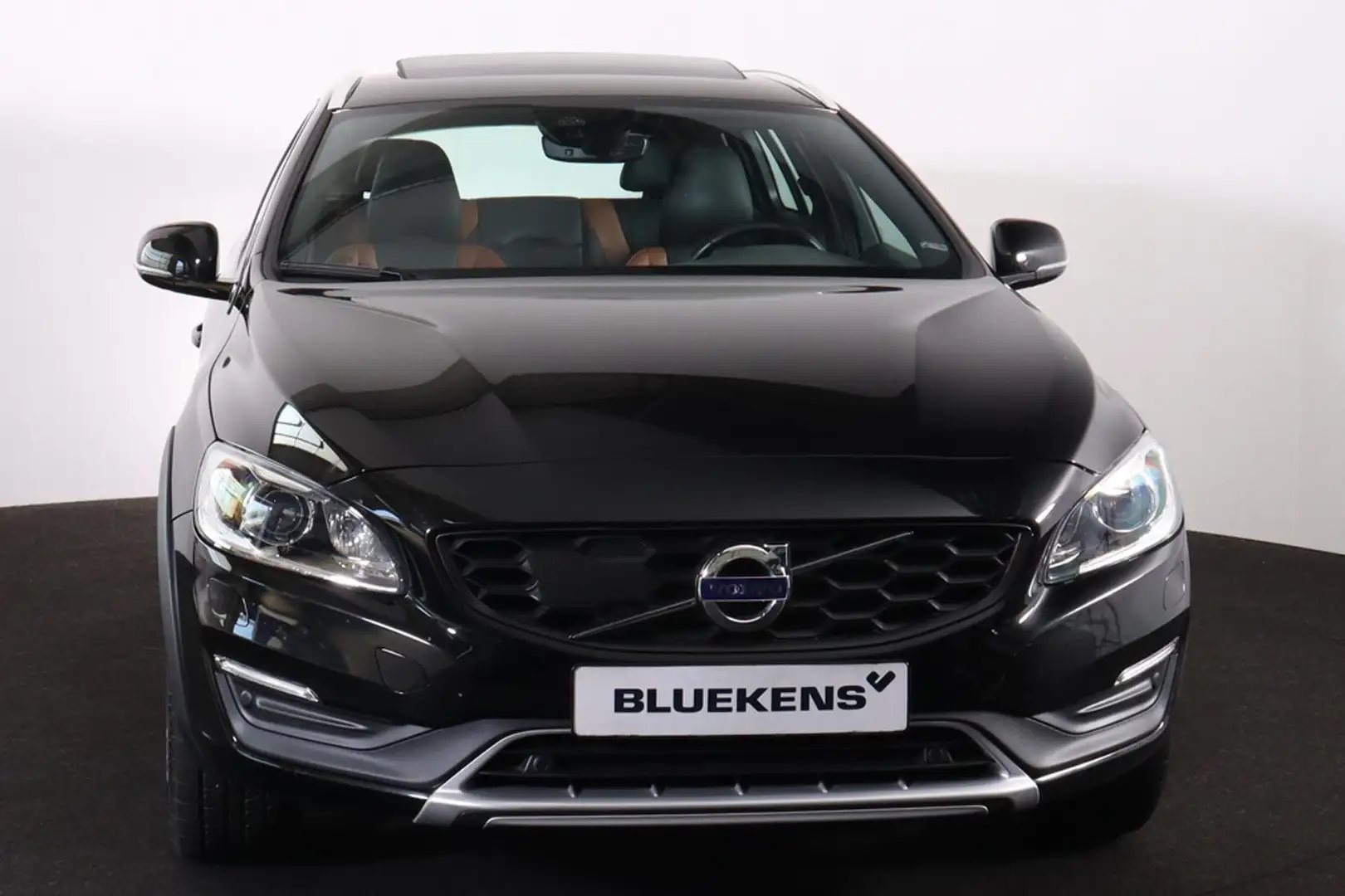 Volvo V60 Cross Country T5 Nordic+ Panorama/schuifdak - Parkeercamera acht Zwart - 2