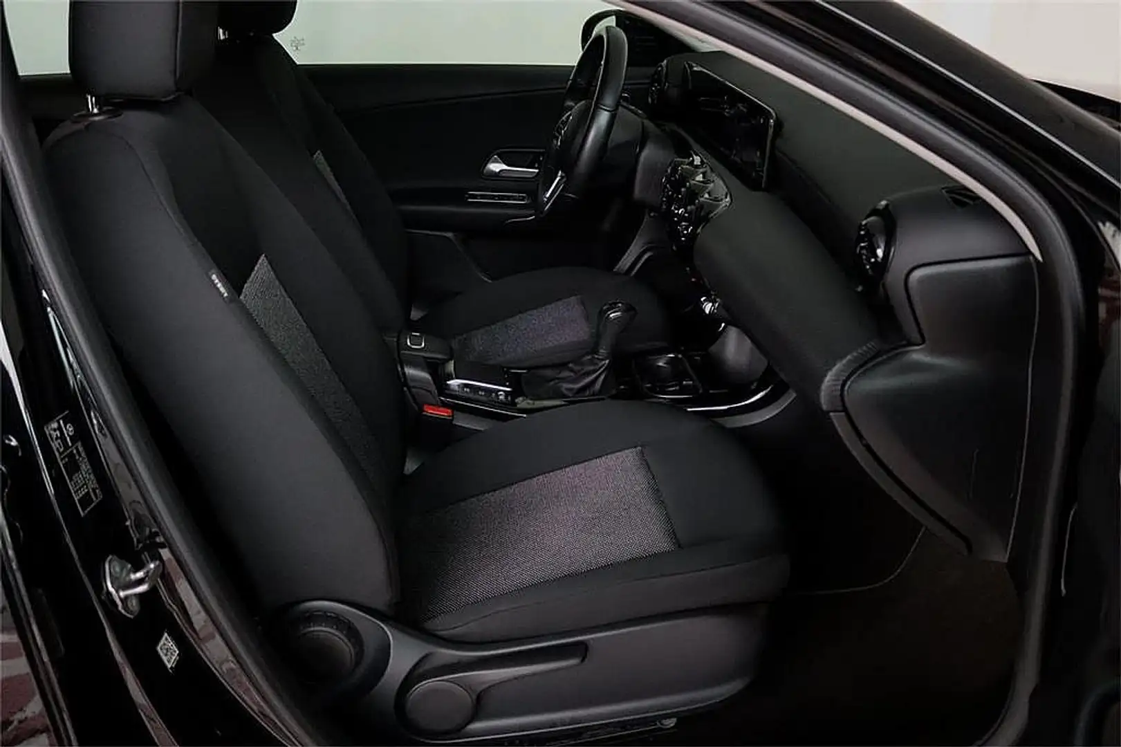 Mercedes-Benz A 180 / RÜCKFAHRKAMERA / NAVI / SITZHEIZUNG Schwarz - 2