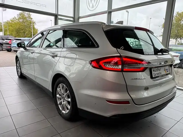Ford Mondeo view 3