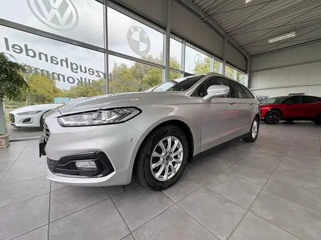 Ford Mondeo view 4