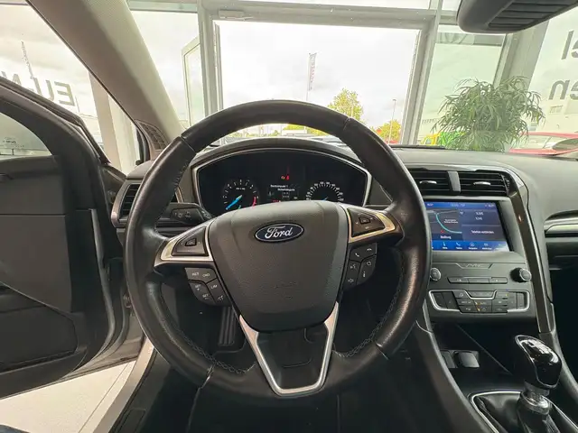 Ford Mondeo view 12