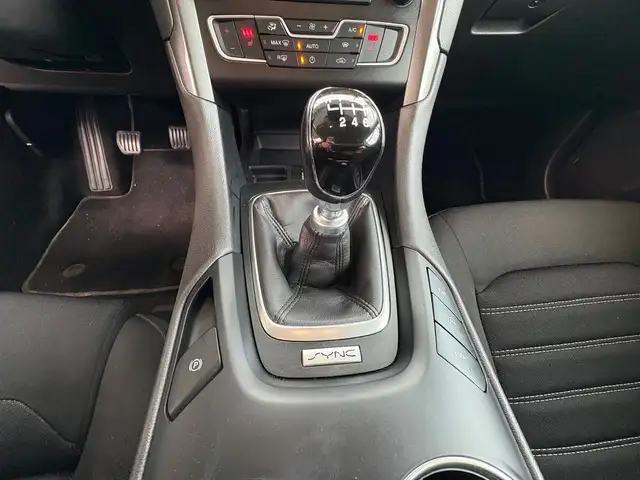 Ford Mondeo view 13