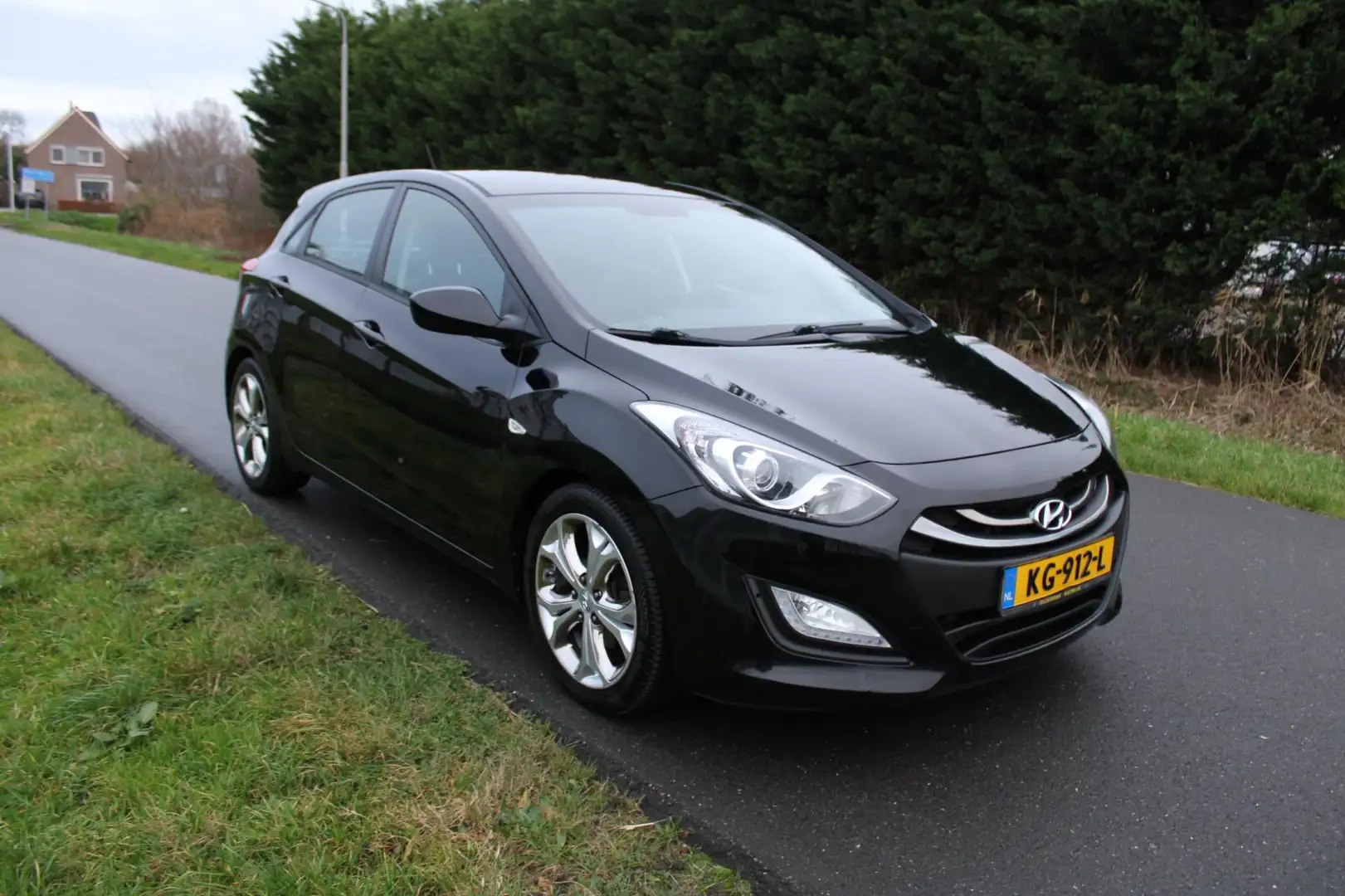 Hyundai i30 1.6 GDI i-Drive Cool Plus 5 Drs 1e Eigenaar Noir - 2