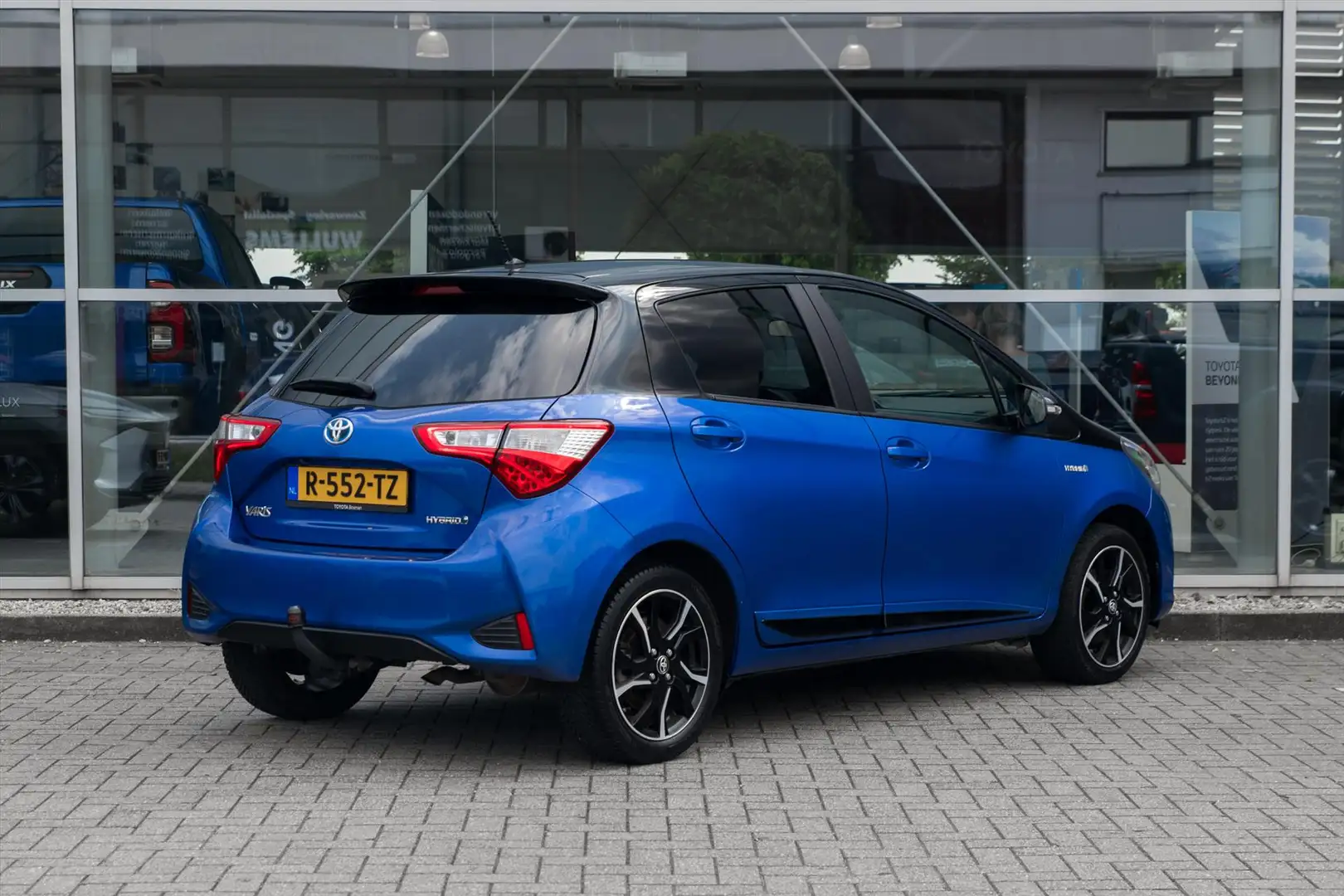 Toyota Yaris 1.5 Full Hybrid 100pk 5D Aut Bi-Tone Albastru - 2