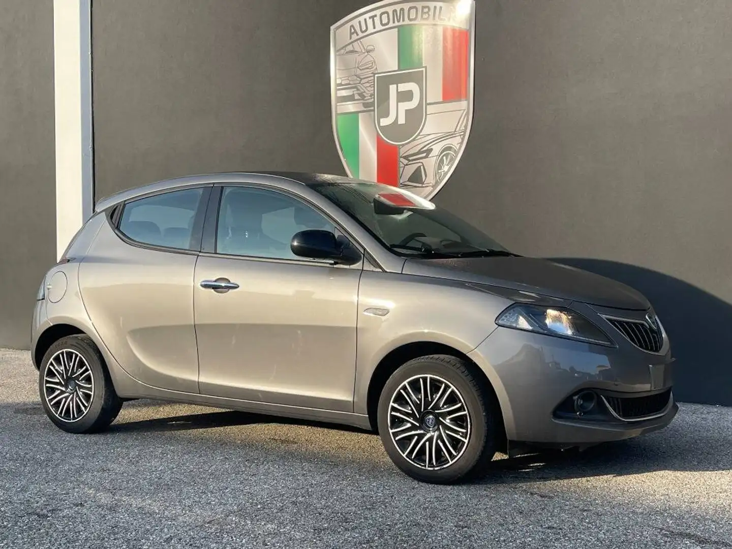 Lancia Ypsilon 1.0 firefly hybrid Gold Plus s&s 70cv 5p.ti Grigio - 1