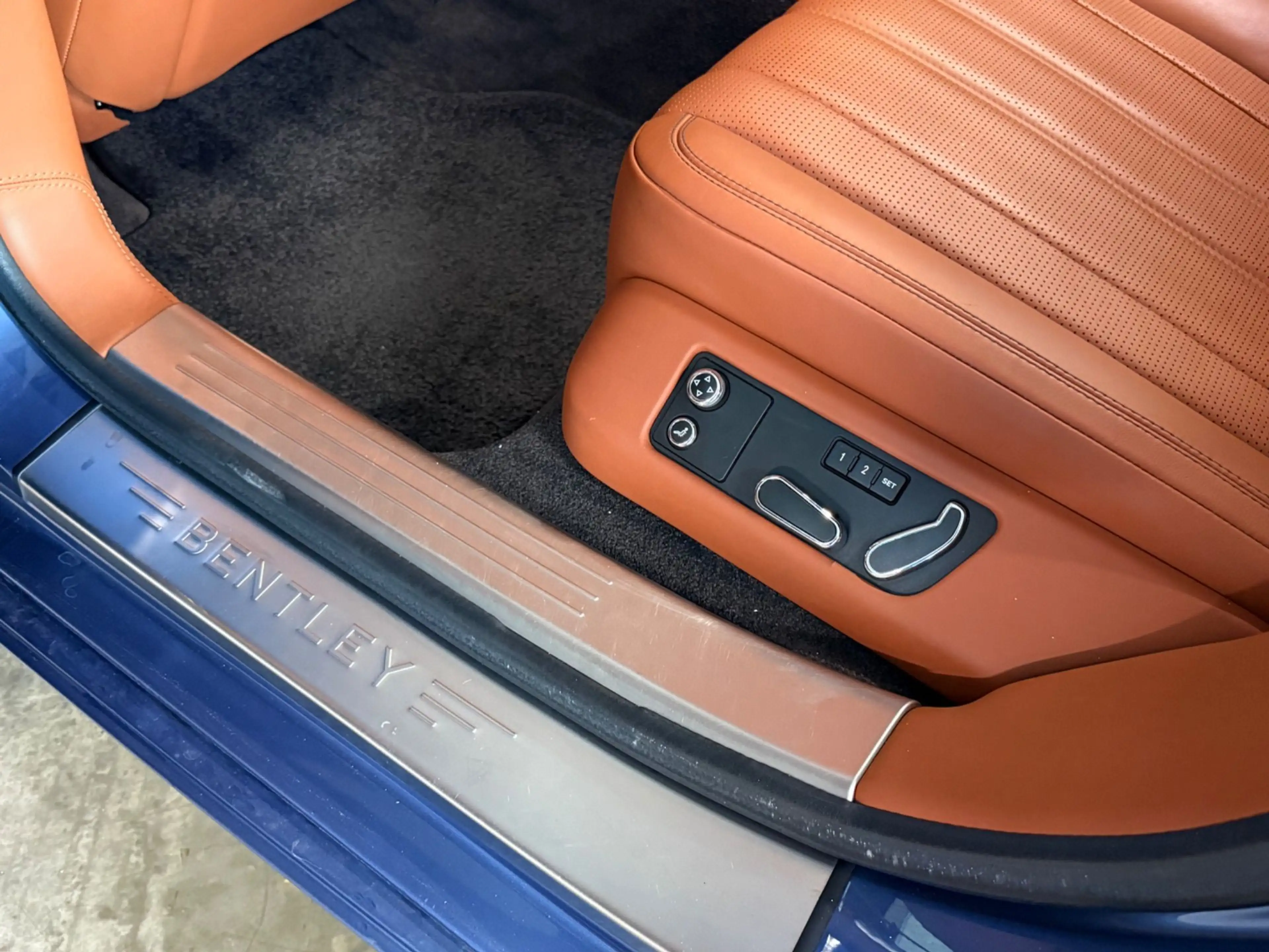 Bentley Flying Spur V8 *TWO-TONE*MASSAGE*TOP — photo 12