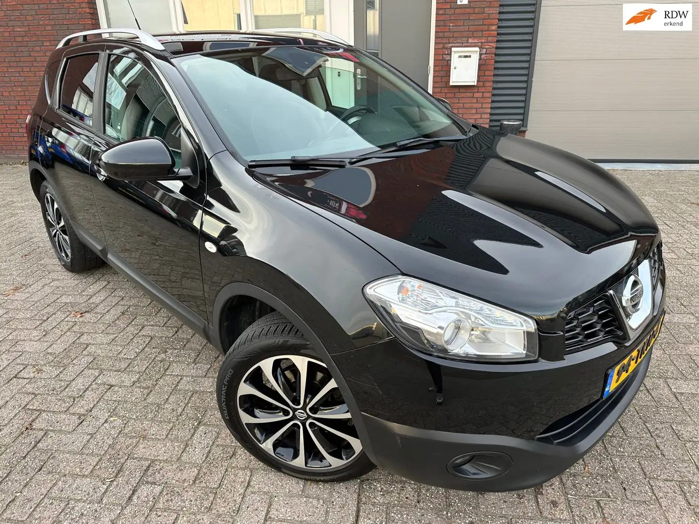 Nissan Qashqai 1.6 Connect Edition / Pano / Camera / Navi / Clima Zwart - 1